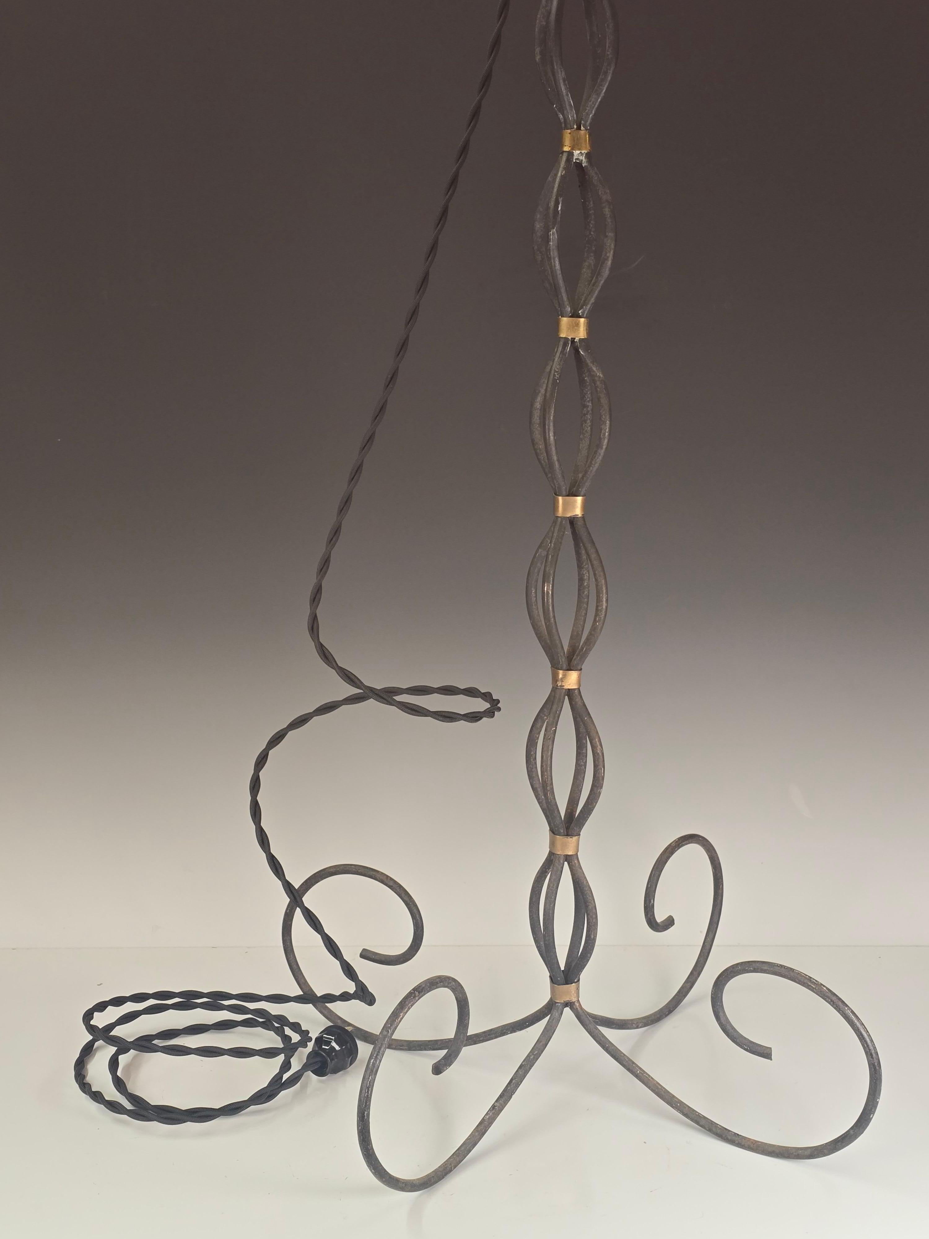 Lampada da terra francese degli anni '50 in ferro battuto con collari in ottone In condizioni buone in vendita a Kilmarnock, VA