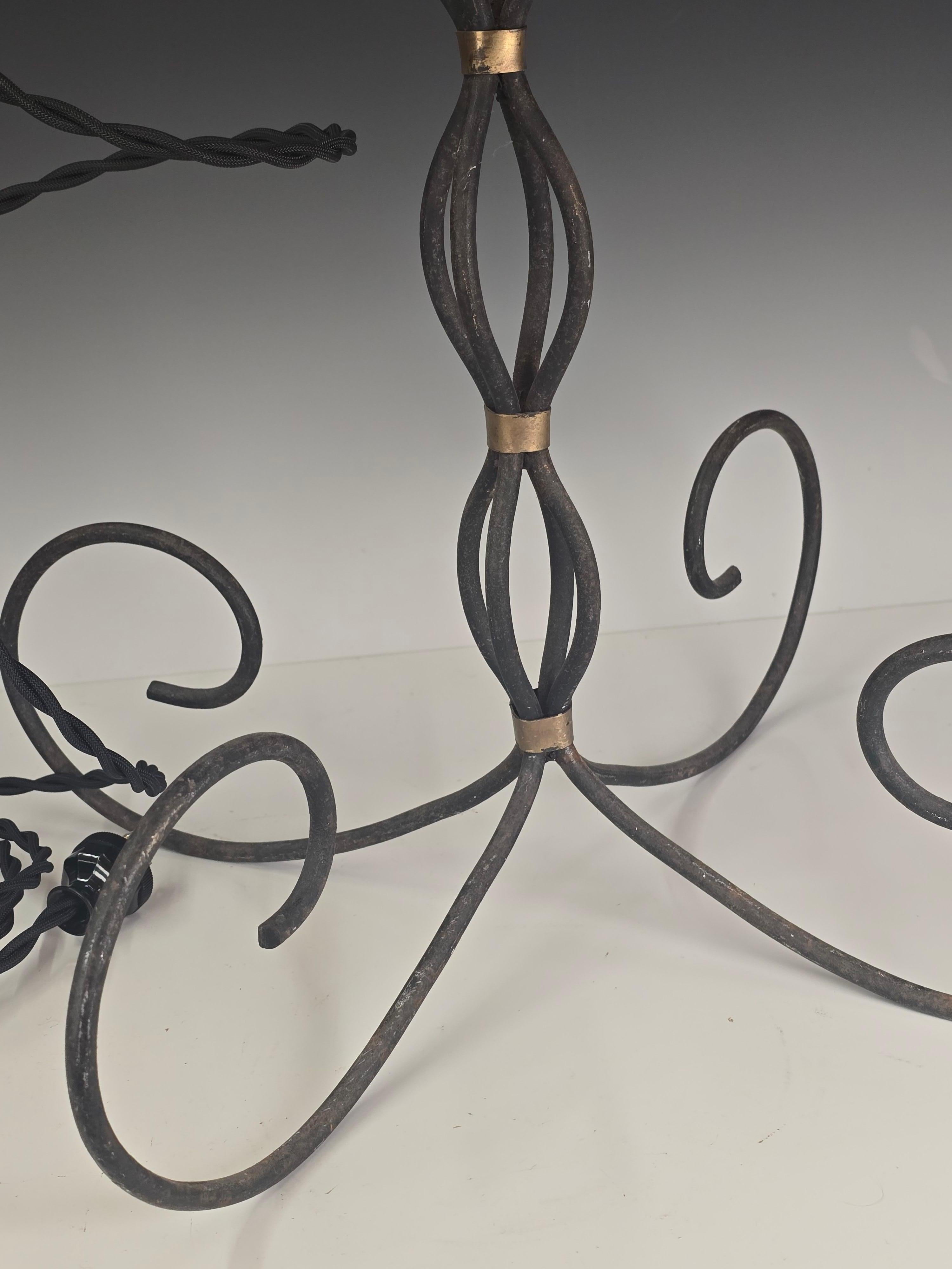 Metà XX secolo Lampada da terra francese degli anni '50 in ferro battuto con collari in ottone in vendita