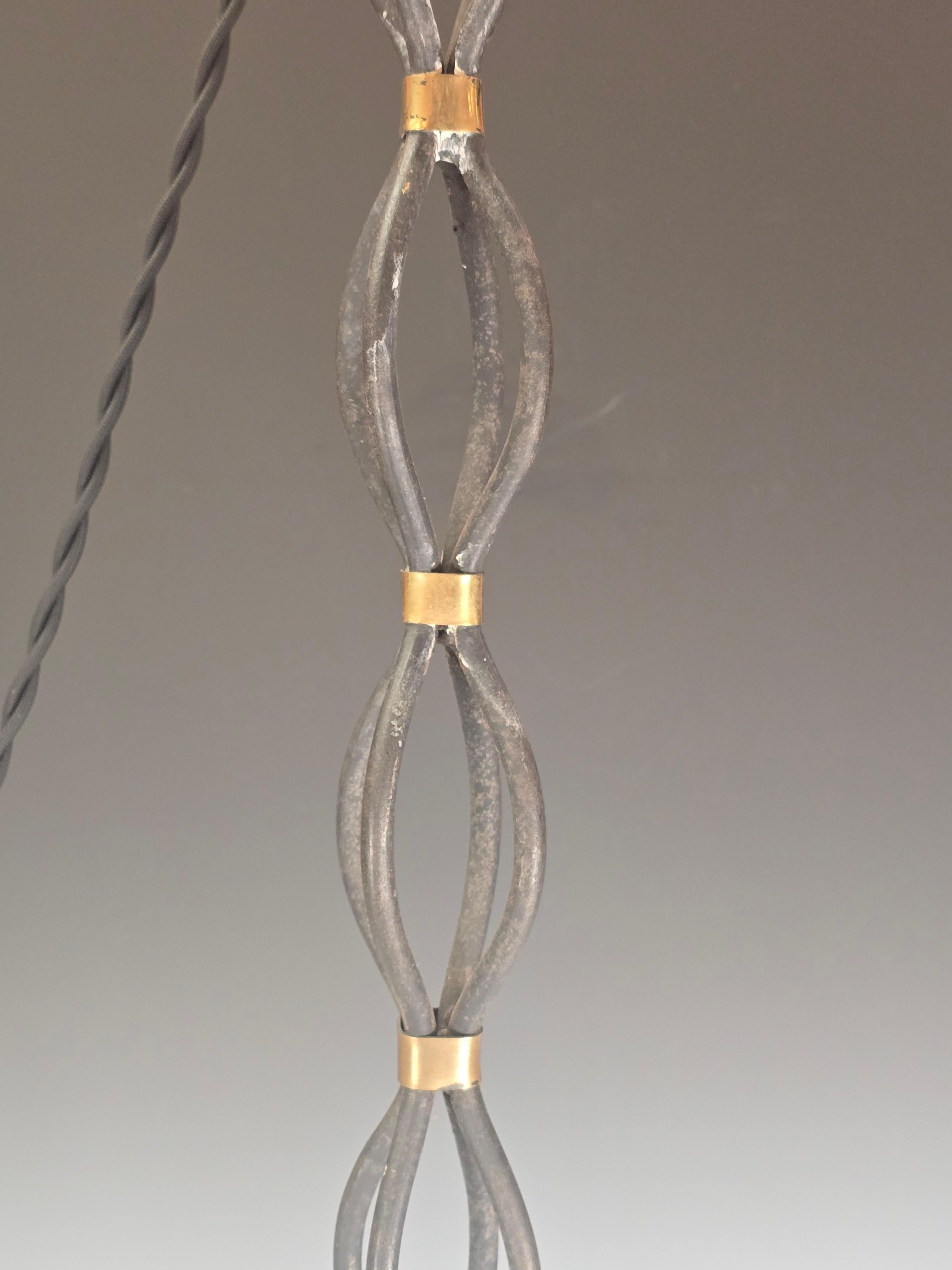 Ottone Lampada da terra francese degli anni '50 in ferro battuto con collari in ottone in vendita