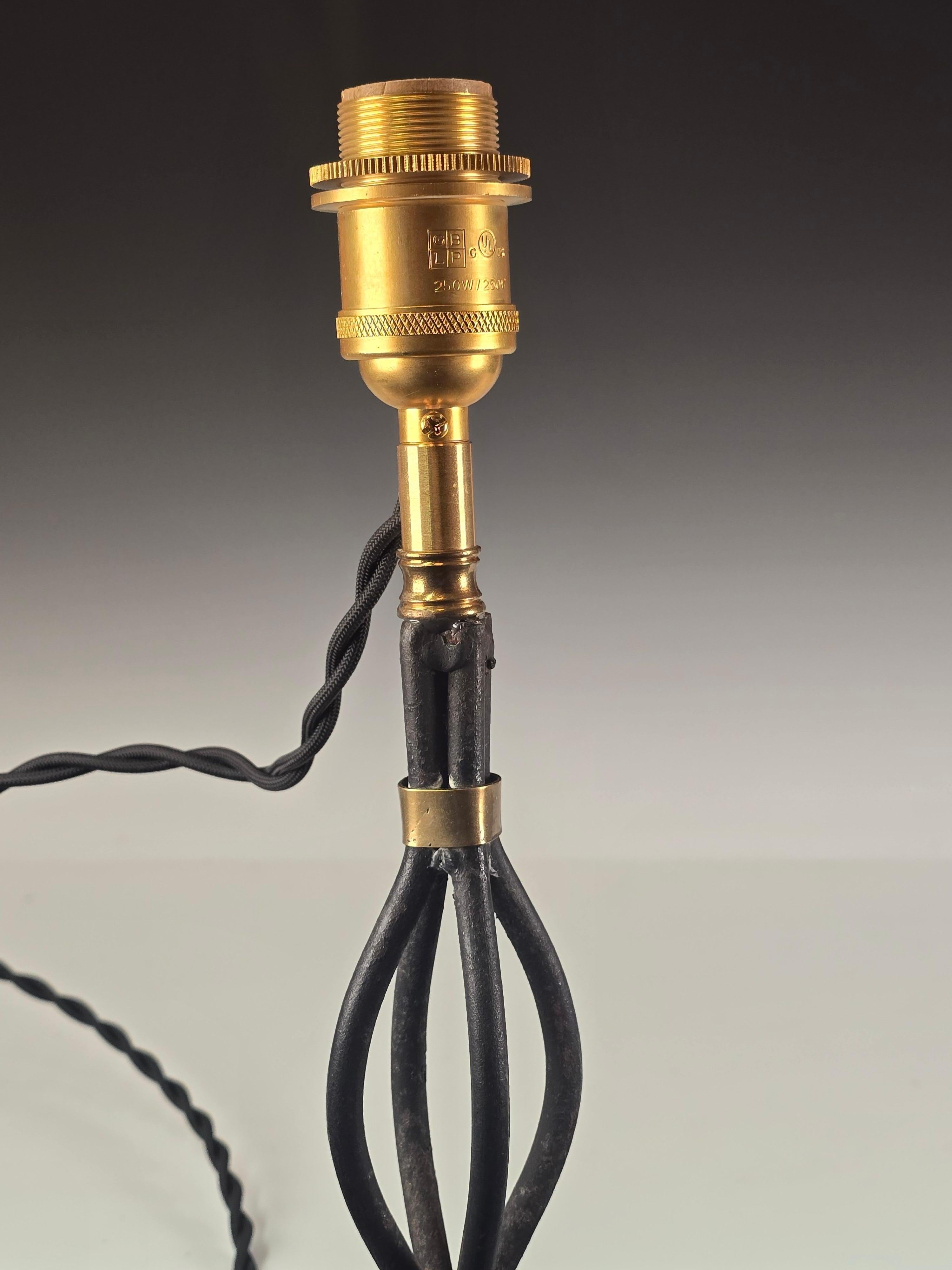 Lampada da terra francese degli anni '50 in ferro battuto con collari in ottone in vendita 1