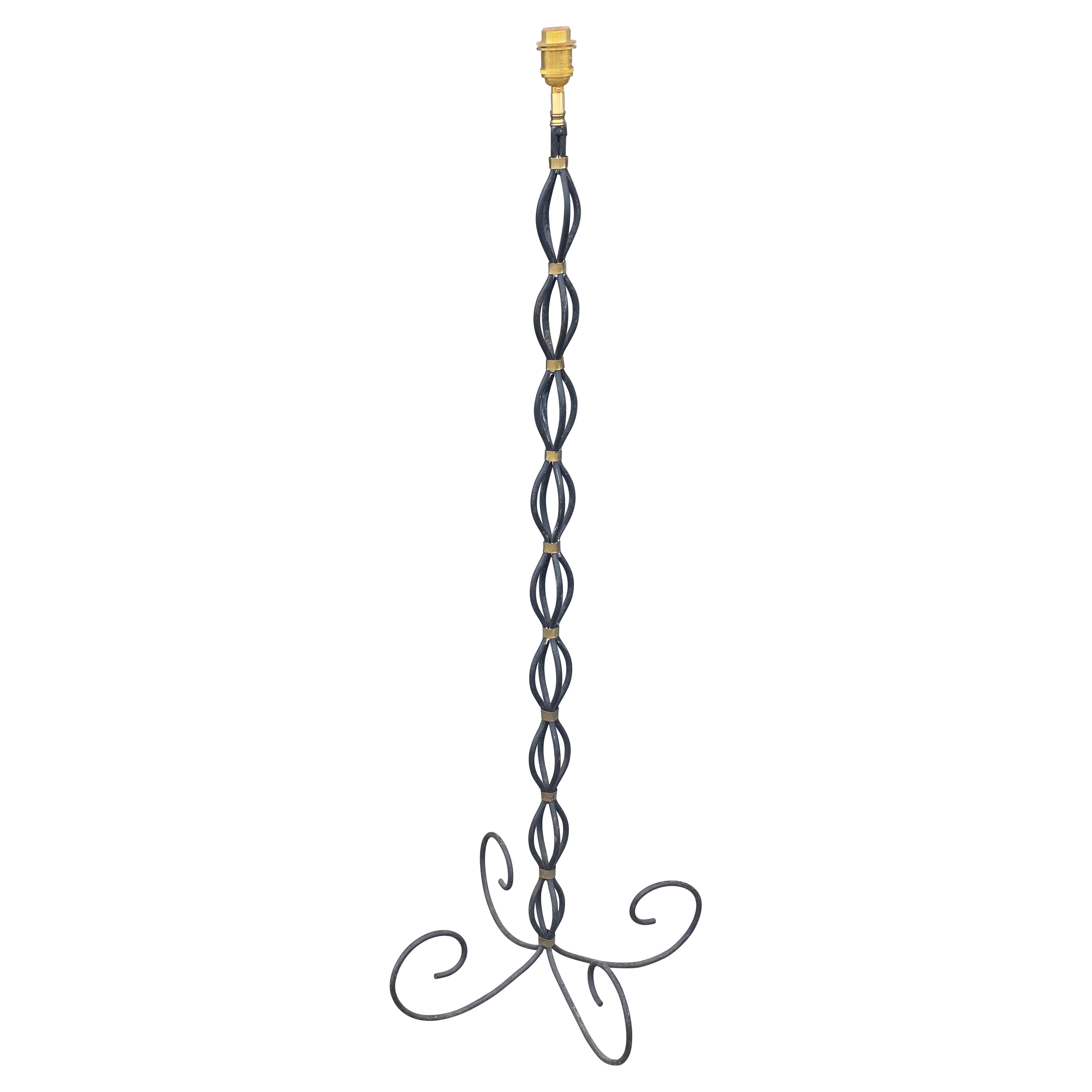 Lampada da terra francese degli anni 
50 in ferro battuto con collari in ottone in vendita