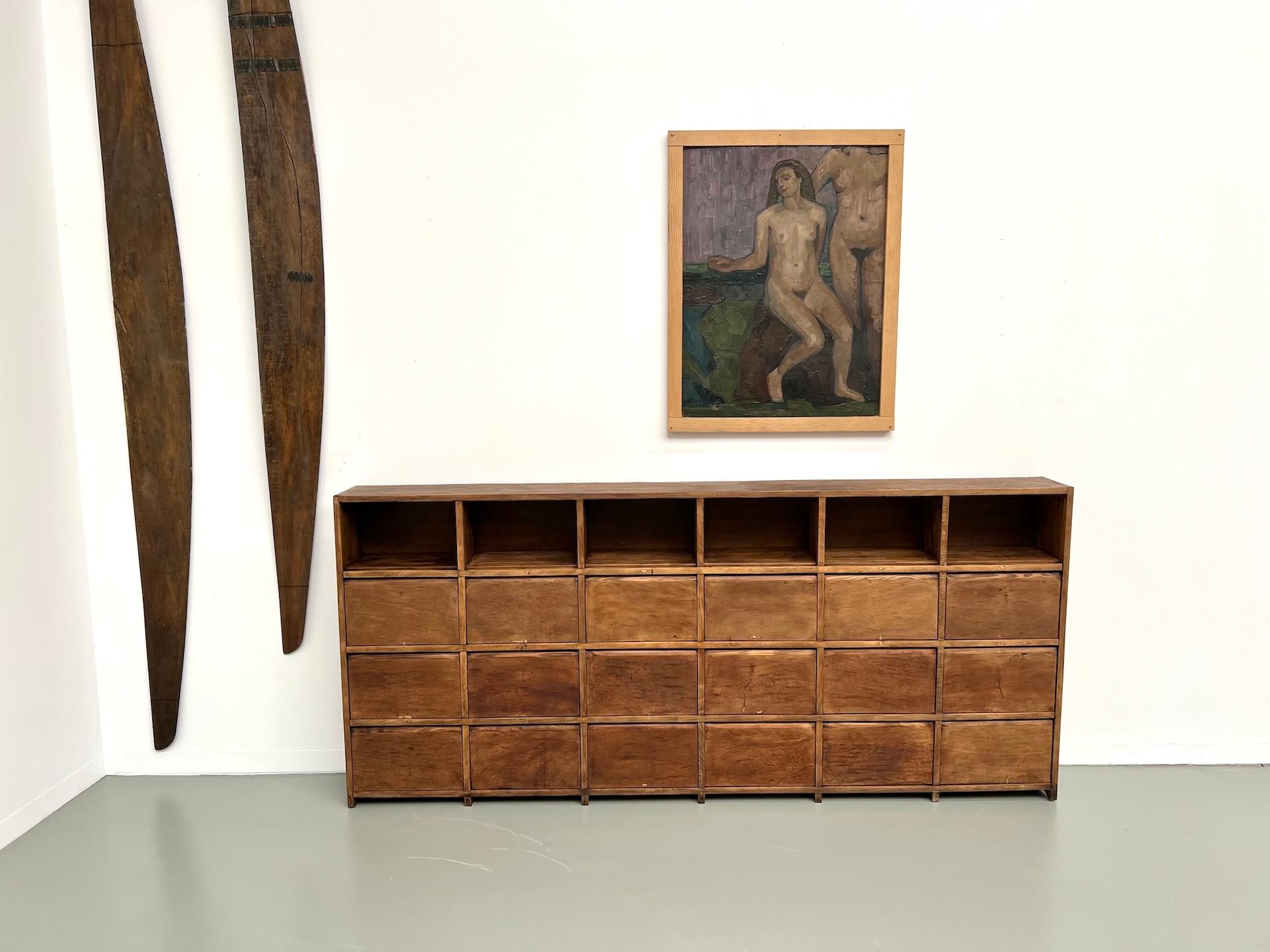 La Maison Lecan presenta questo splendido mobile da laboratorio degli anni '50, completamente restaurato e verniciato nel nostro atelier. Caratterizzata da un design minimalista e da proporzioni generose, combina perfettamente carattere grezzo ed