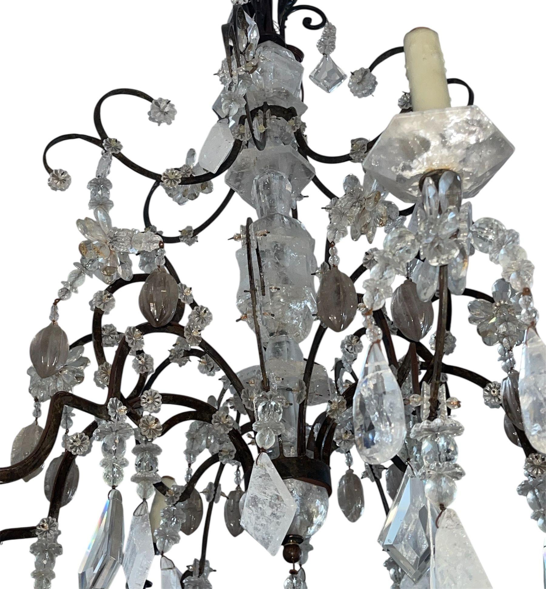 Lampadario francese degli anni '50 in ferro battuto, vetro tagliato e cristallo di rocca In condizioni buone in vendita a Los Angeles, CA