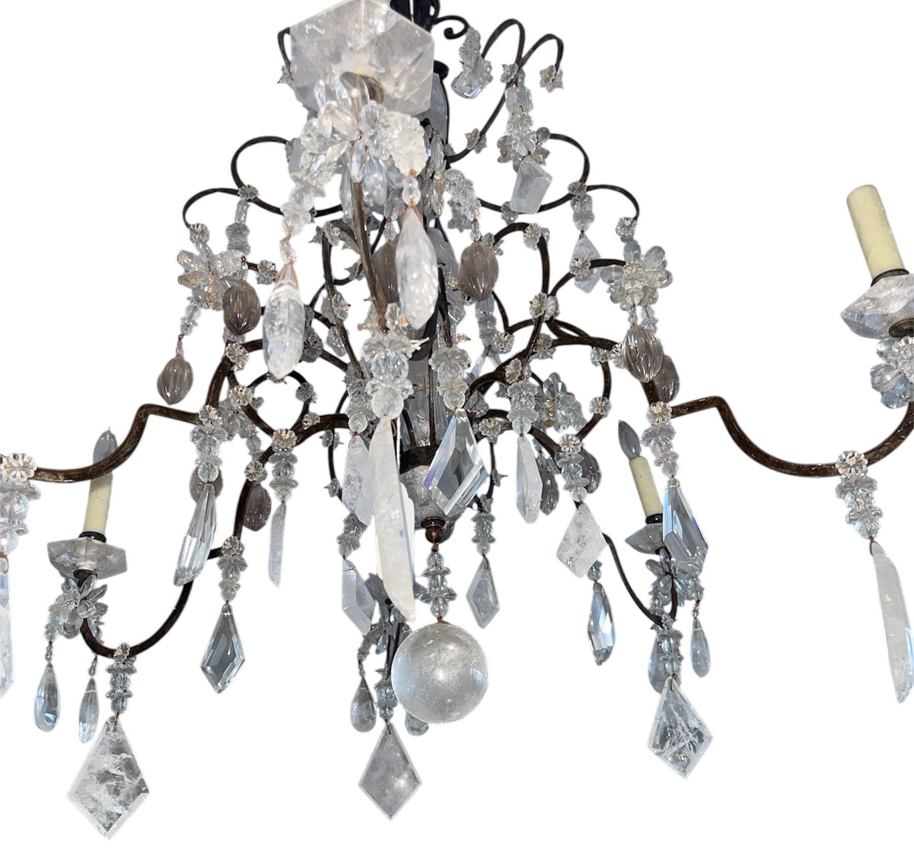 Metà XX secolo Lampadario francese degli anni '50 in ferro battuto, vetro tagliato e cristallo di rocca in vendita
