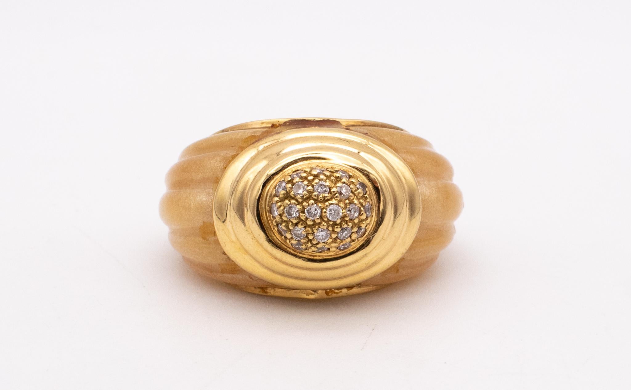 French 1960 Art Deco Retro Bakelite Cocktail Ring in 18Kt Gold with Diamonds In Excellent Condition In Miami, FL