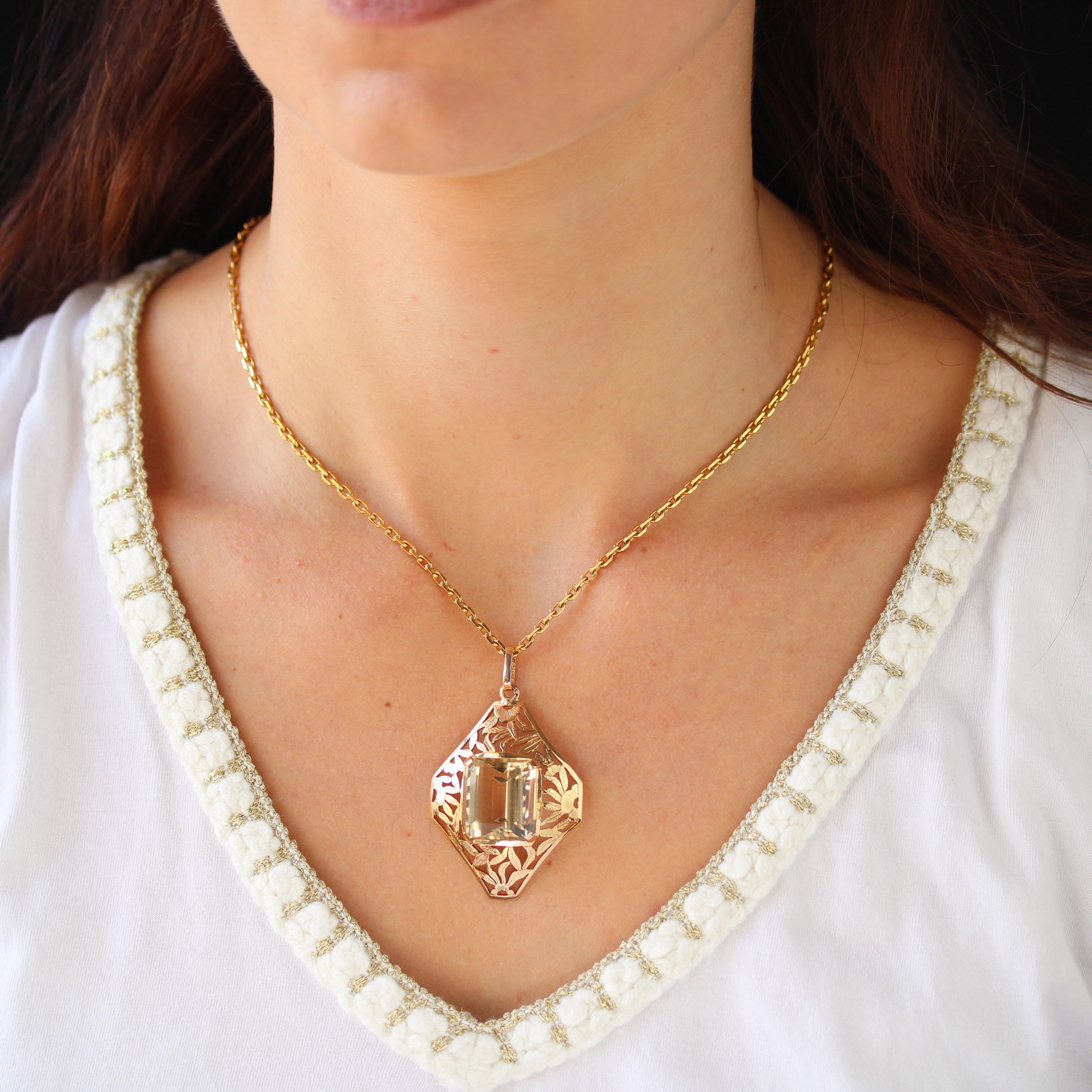Ciondolo in oro rosa 18 carati, marchio di fabbrica con testa d'aquila.
Antico gioiello vintage, questo voluminoso ciondolo presenta un motivo a diamante traforato e incisioni floreali. Al centro, un citrino tagliato a gradini è tenuto in posizione
