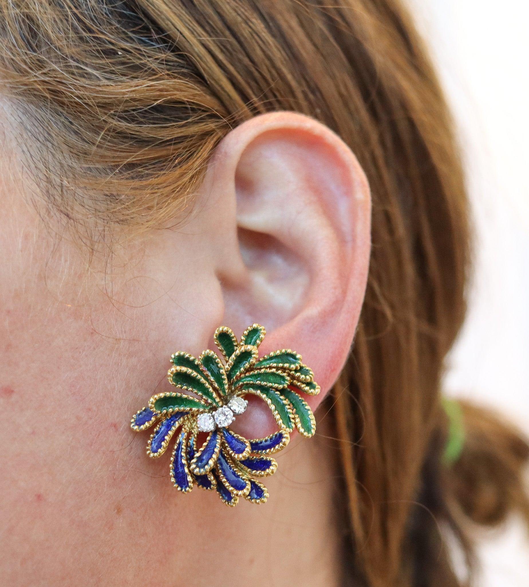 Paire de boucles d'oreilles à clips en émail français.

Il s'agit d'une magnifique et flamboyante paire de clips d'oreilles, créée à Paris en France au milieu du siècle dernier, dans les années 1960. Les boucles d'oreilles ont été réalisées avec des