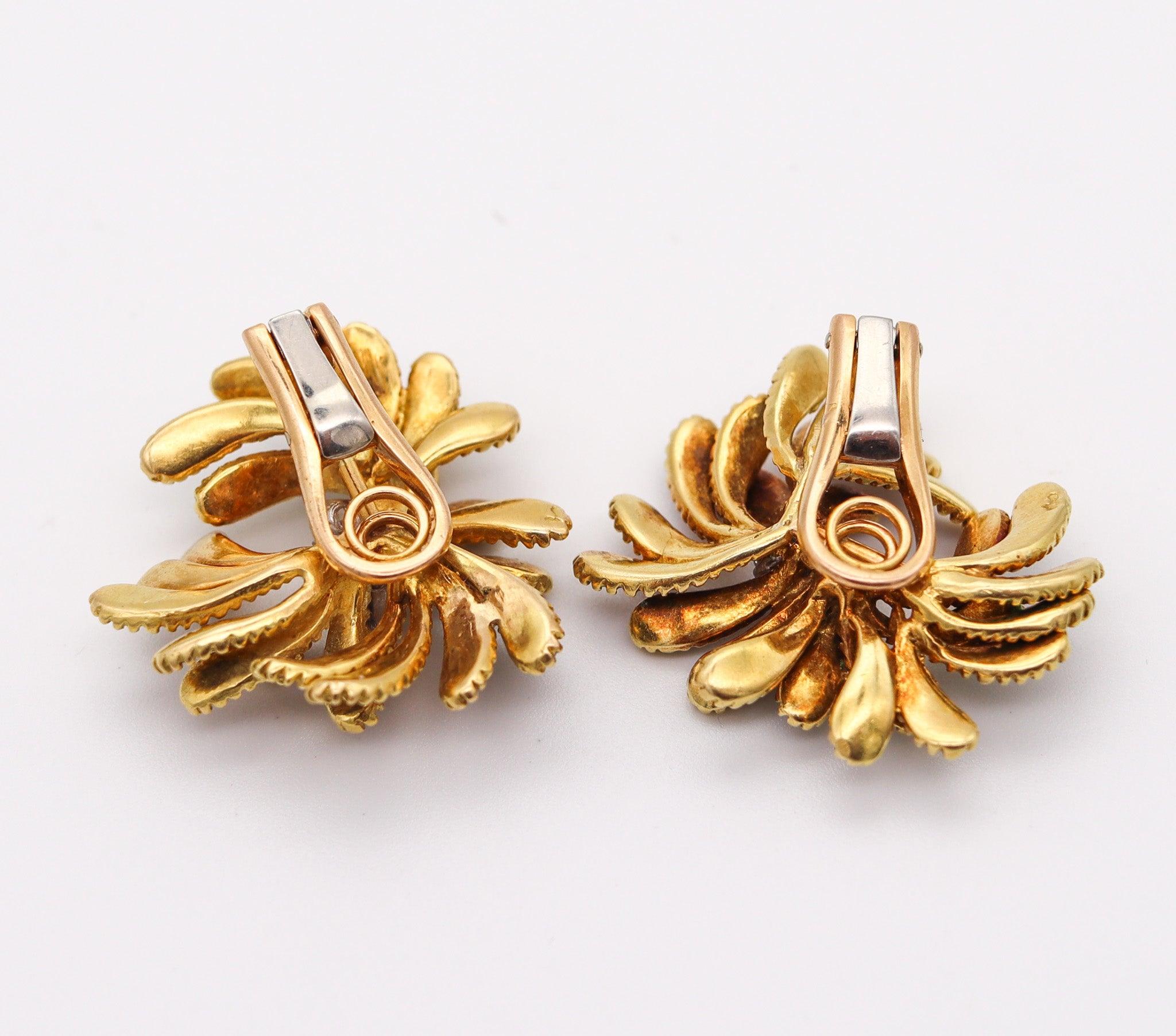 Taille brillant Clips d'oreilles rétro modernes français des années 1960 en or jaune 18 carats et diamants en vente
