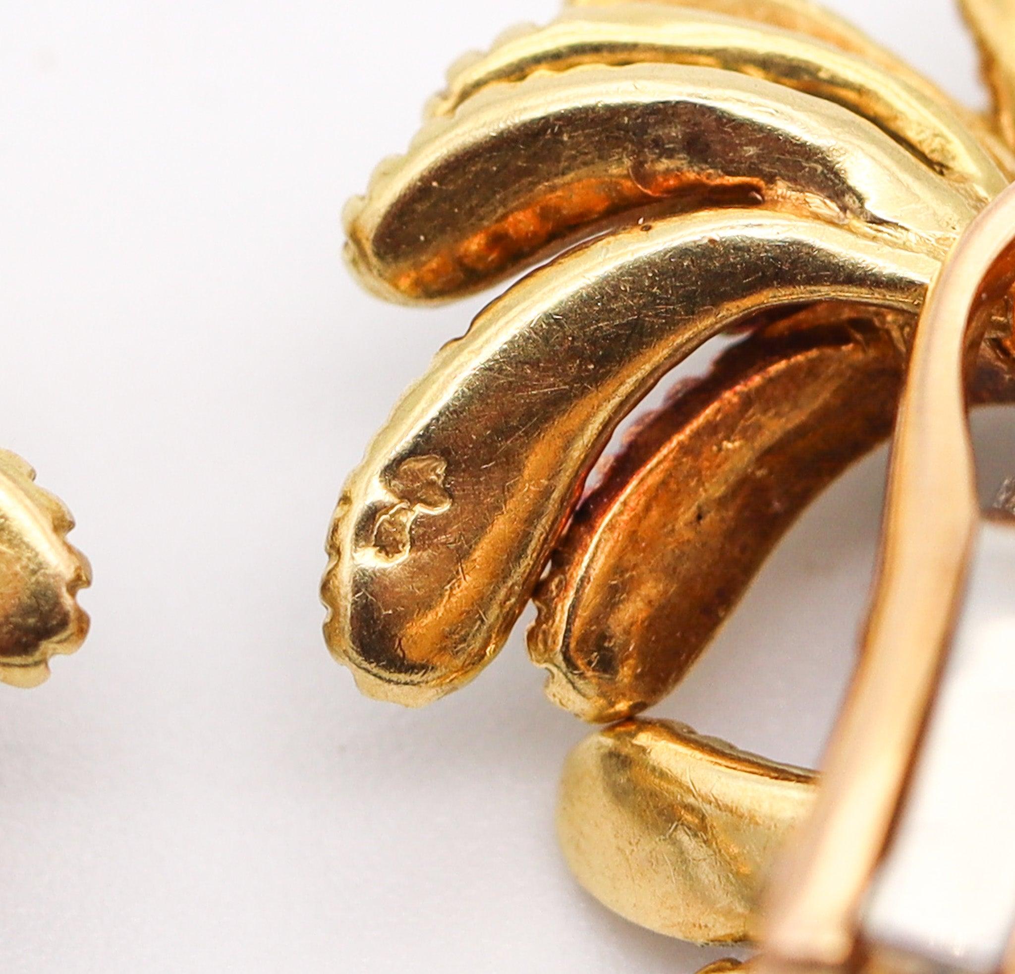 Clips d'oreilles rétro modernes français des années 1960 en or jaune 18 carats et diamants Excellent état - En vente à Miami, FL