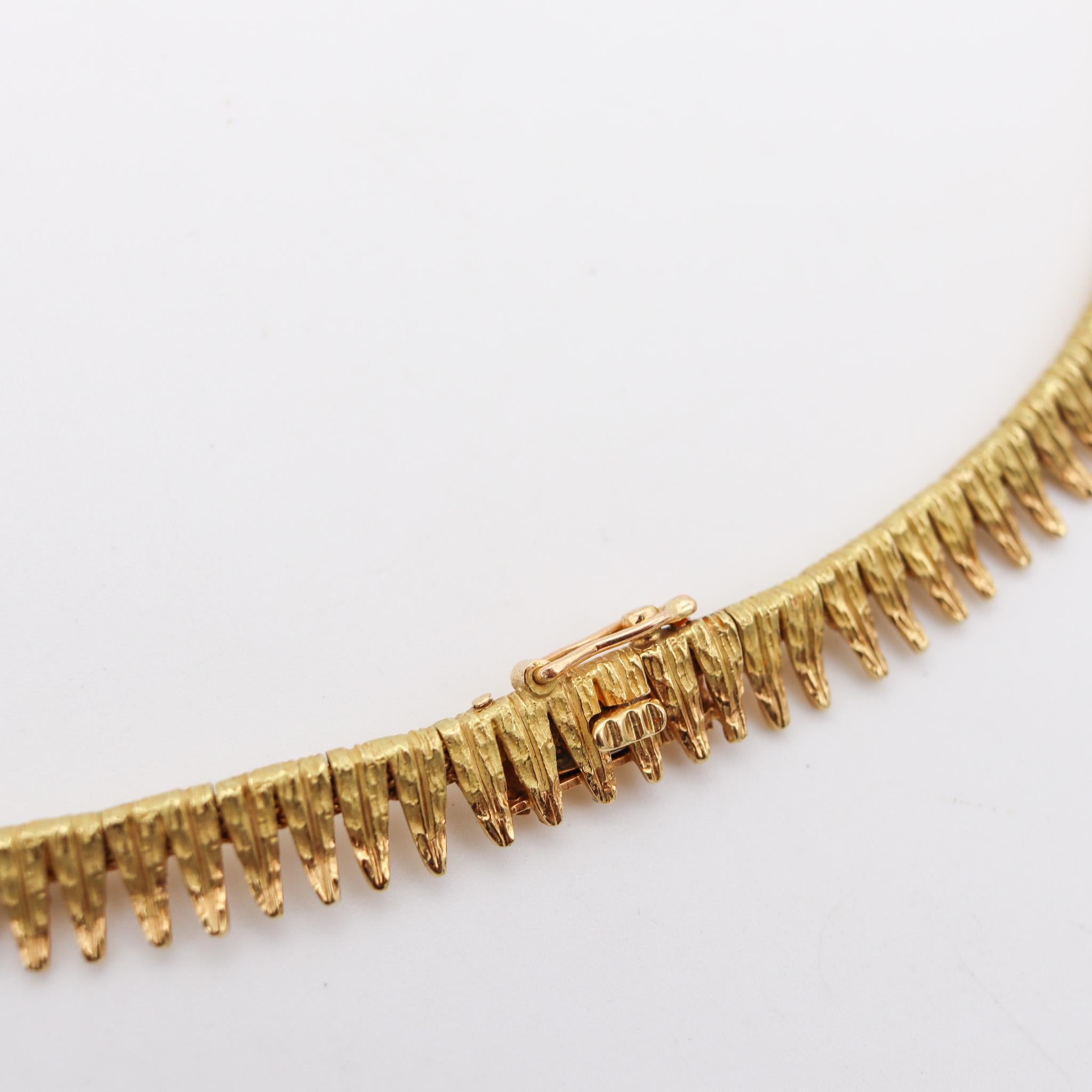 French 1960 Midcentury Fringe Feathers Necklace in 18kt Gold with Diamonds In Excellent Condition In Miami, FL