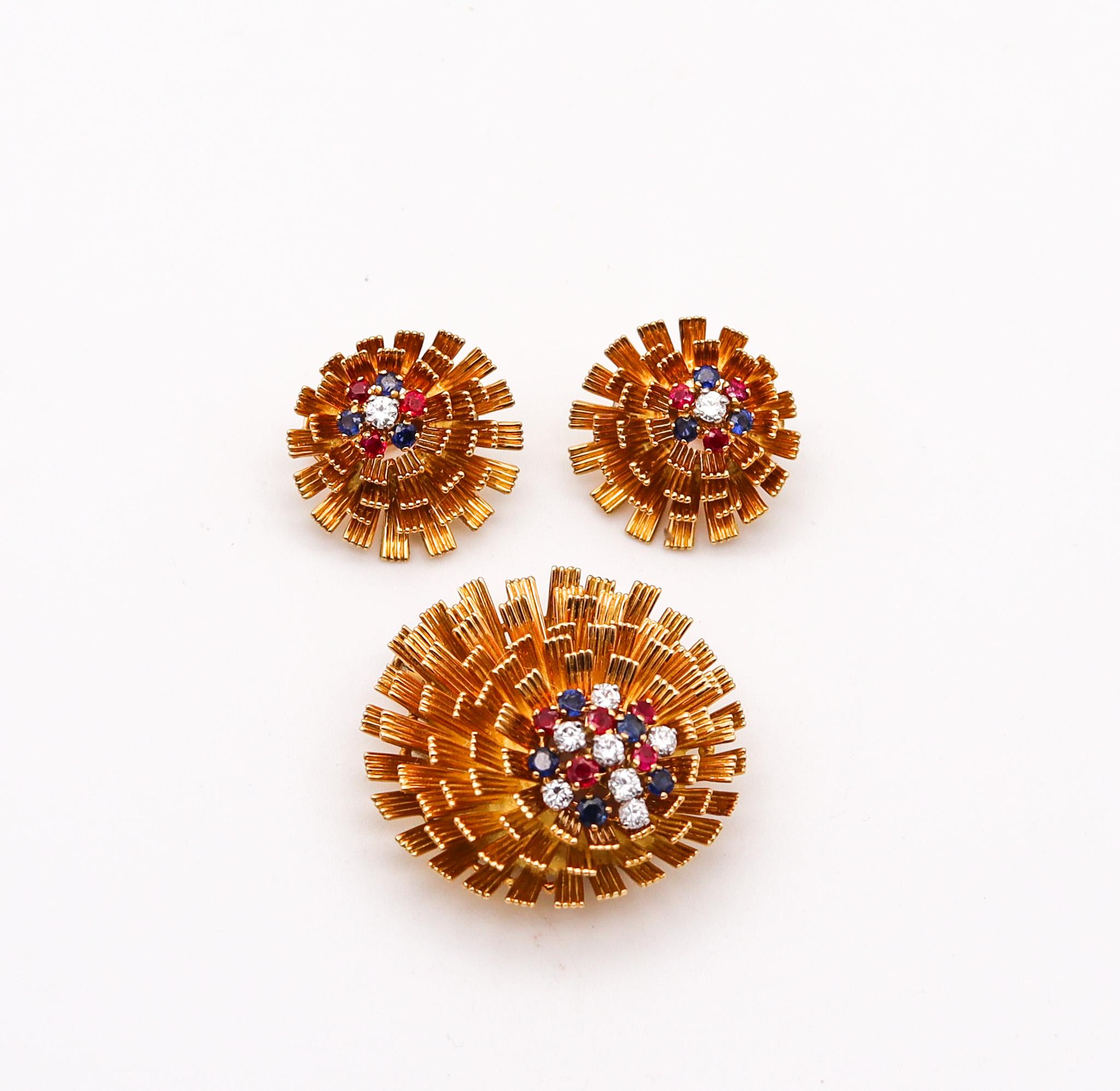 Earrings and brooch suite made in France.

Amazing retro modernist parure suite, created in Paris France during the mid century period, back in the 1960. Carefully assembled by multiples parts crafted in solid yellow gold of 18 karats with textured