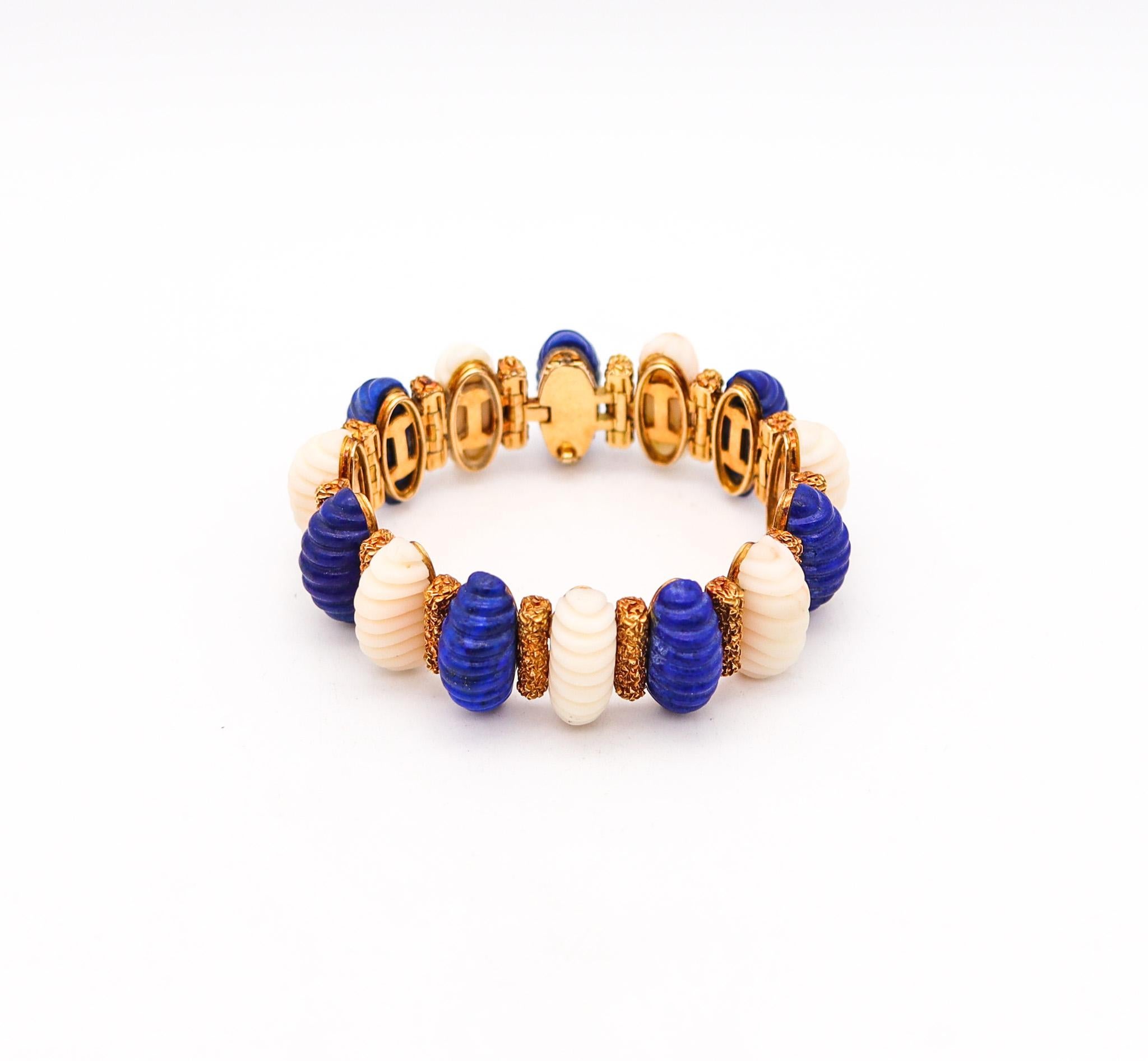 Modernist French 1960 Retro modernist Bracelet In 18Kt Gold With 77 Ctw In Lapis And Coral For Sale