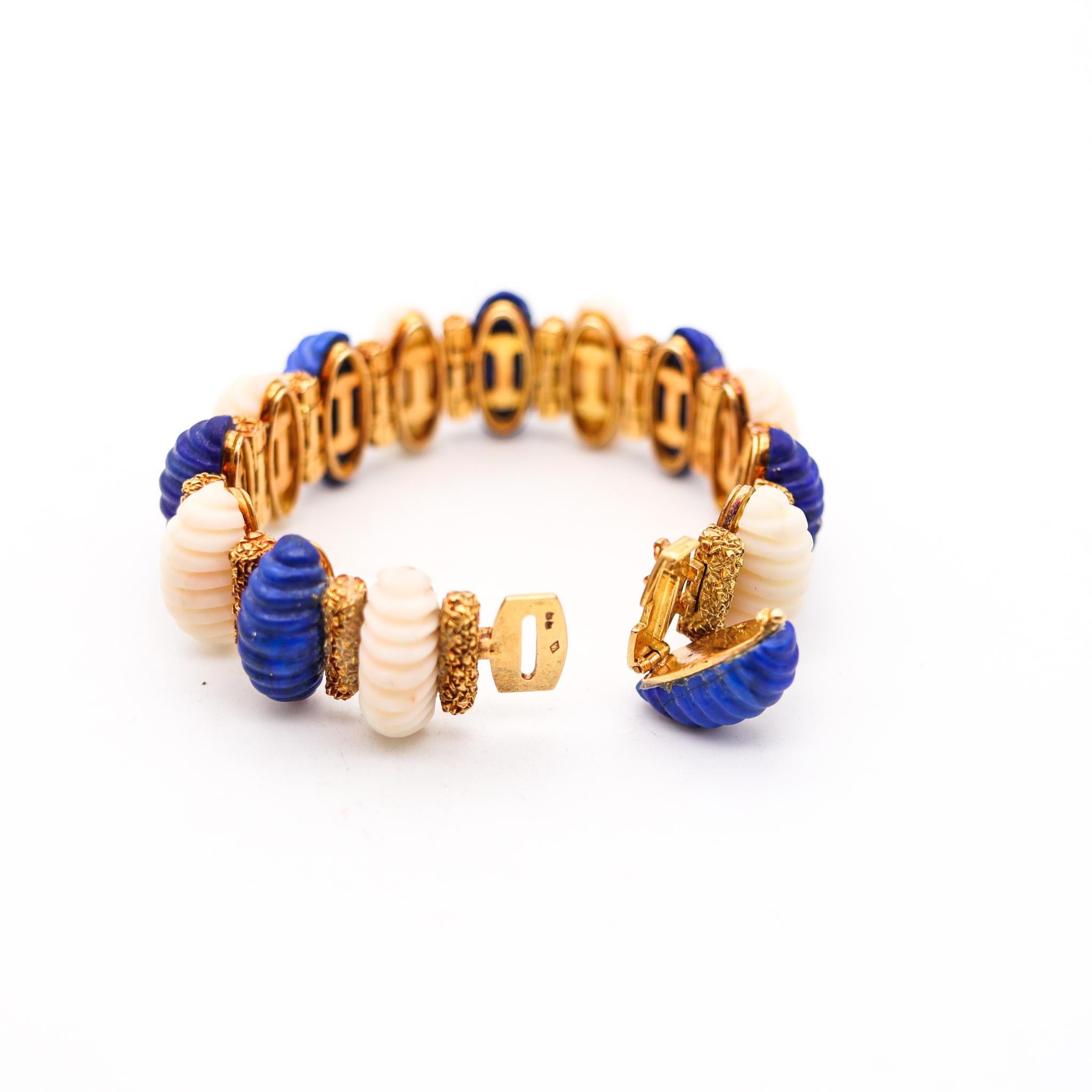 Cabochon French 1960 Retro modernist Bracelet In 18Kt Gold With 77 Ctw In Lapis And Coral For Sale