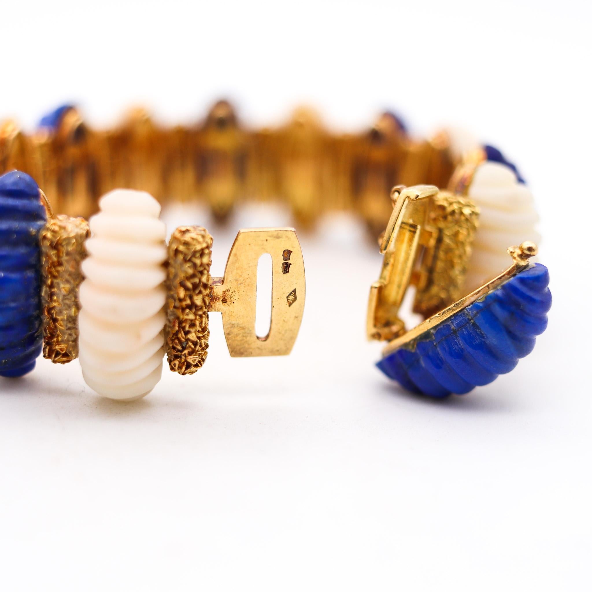 French 1960 Retro modernist Bracelet In 18Kt Gold With 77 Ctw In Lapis And Coral In Excellent Condition For Sale In Miami, FL