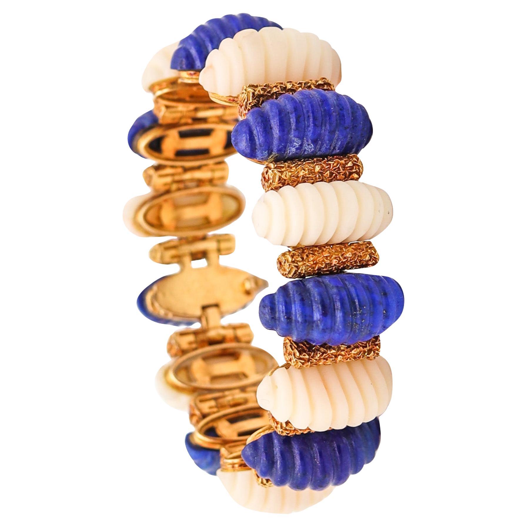 French 1960 Retro modernist Bracelet In 18Kt Gold With 77 Ctw In Lapis And Coral For Sale
