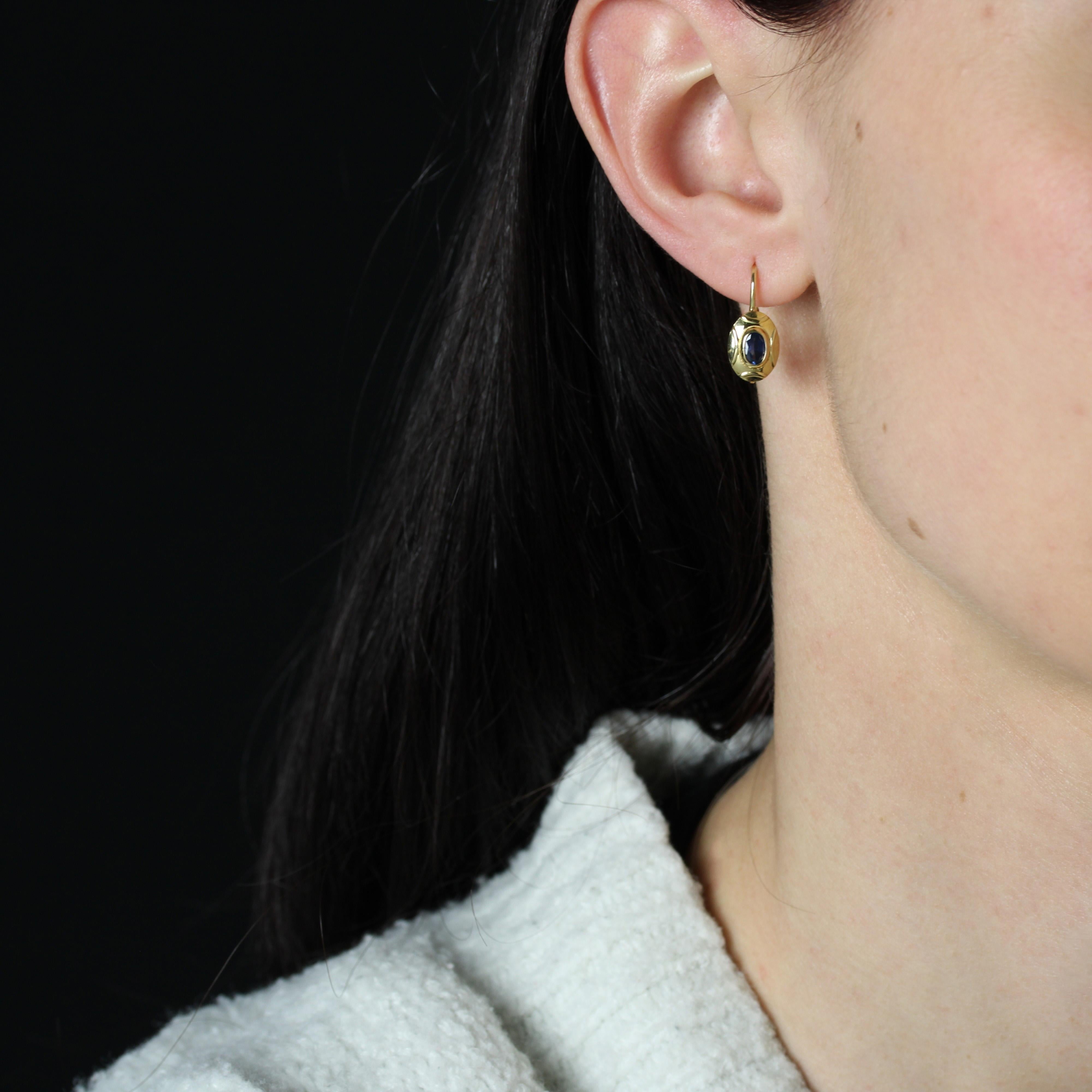 For pierced ears.
Earring in 18 karat yellow gold, eagle head hallmark.
Delightful antique earrings, these lever-back earrings are formed of a slightly domed oval motif and each set in the center with an oval sapphire. They threaded from the