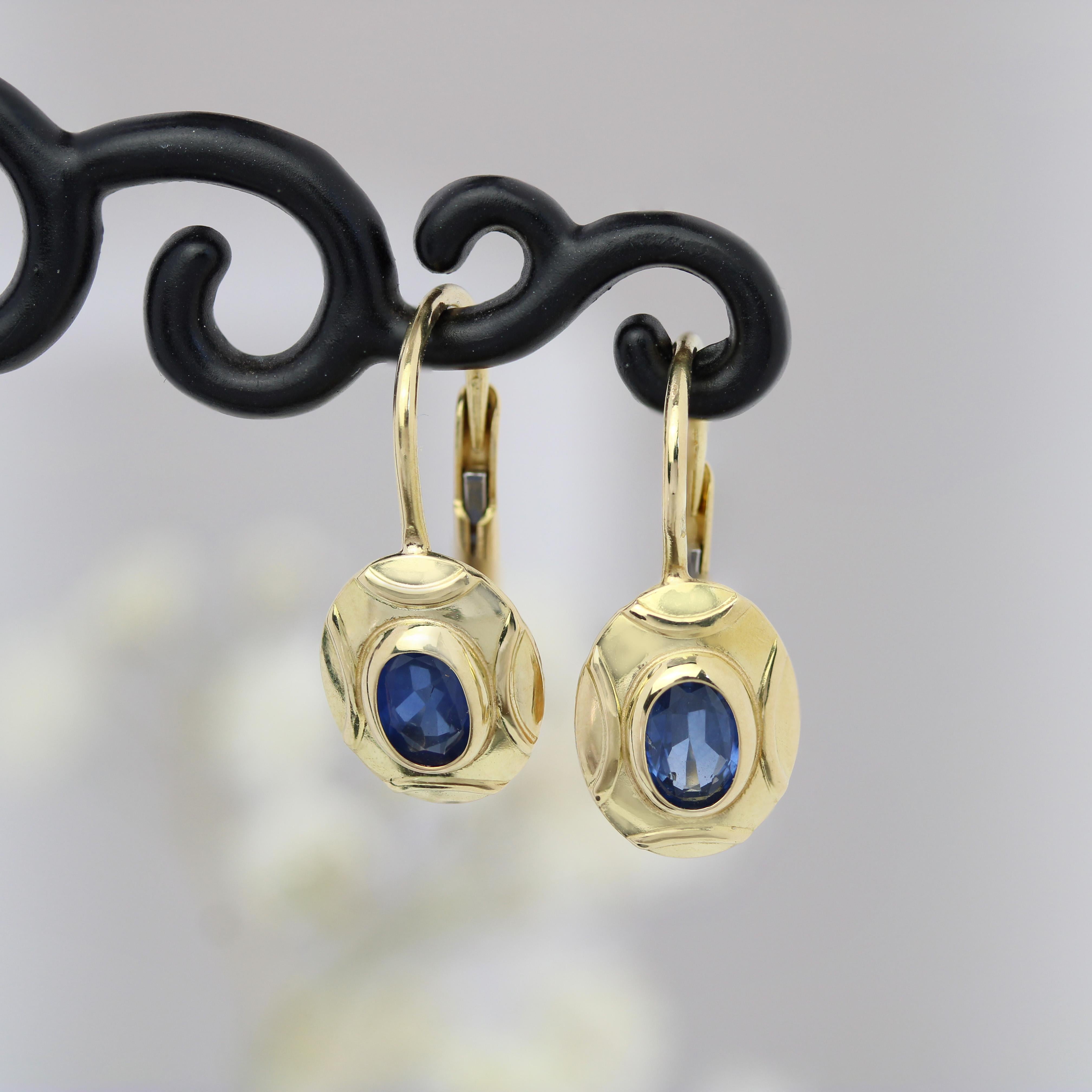 Retro French 1960 Sapphire 18 Karat Yellow Gold Lever-back Earrings For Sale