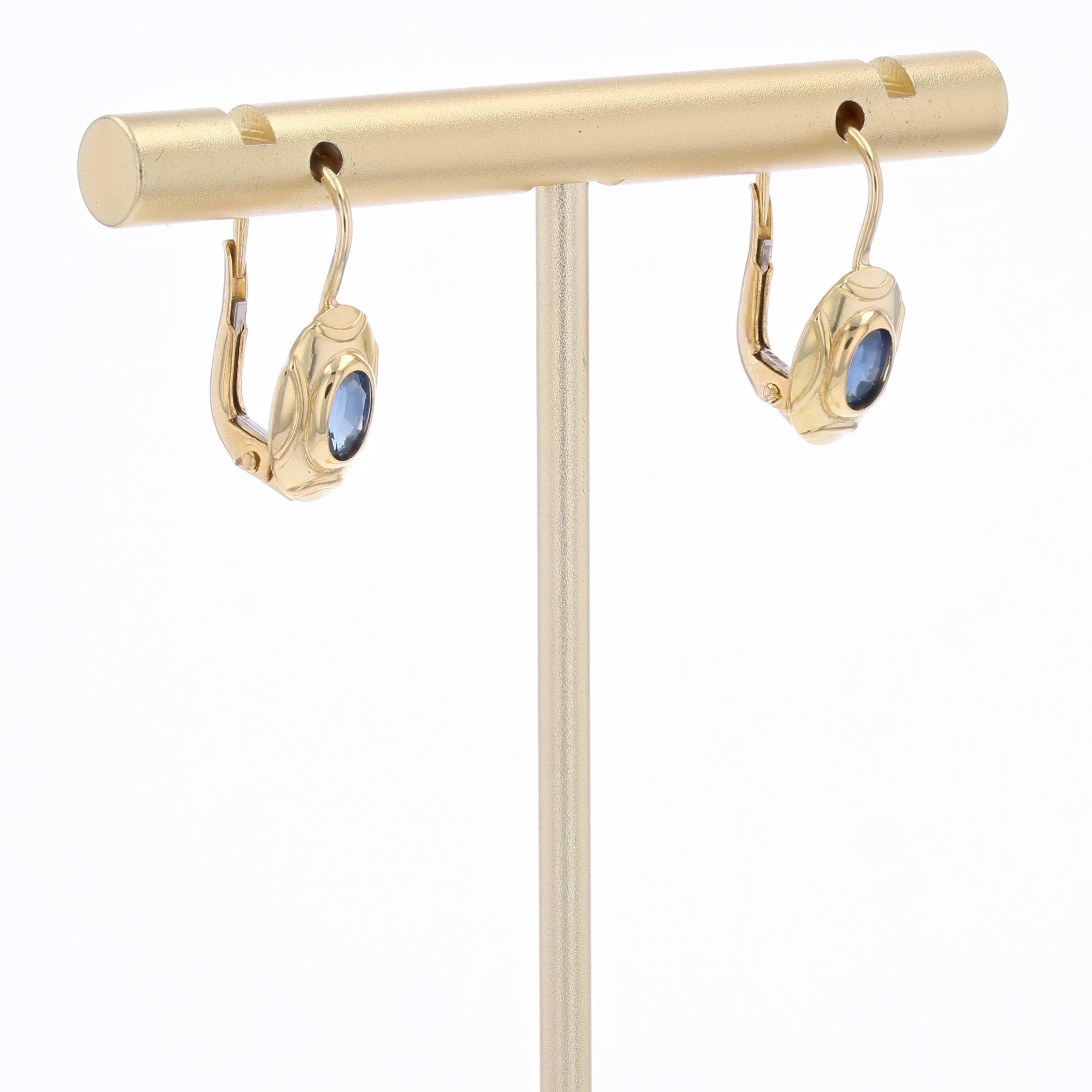 French 1960 Sapphire 18 Karat Yellow Gold Lever-back Earrings In Excellent Condition For Sale In Poitiers, FR