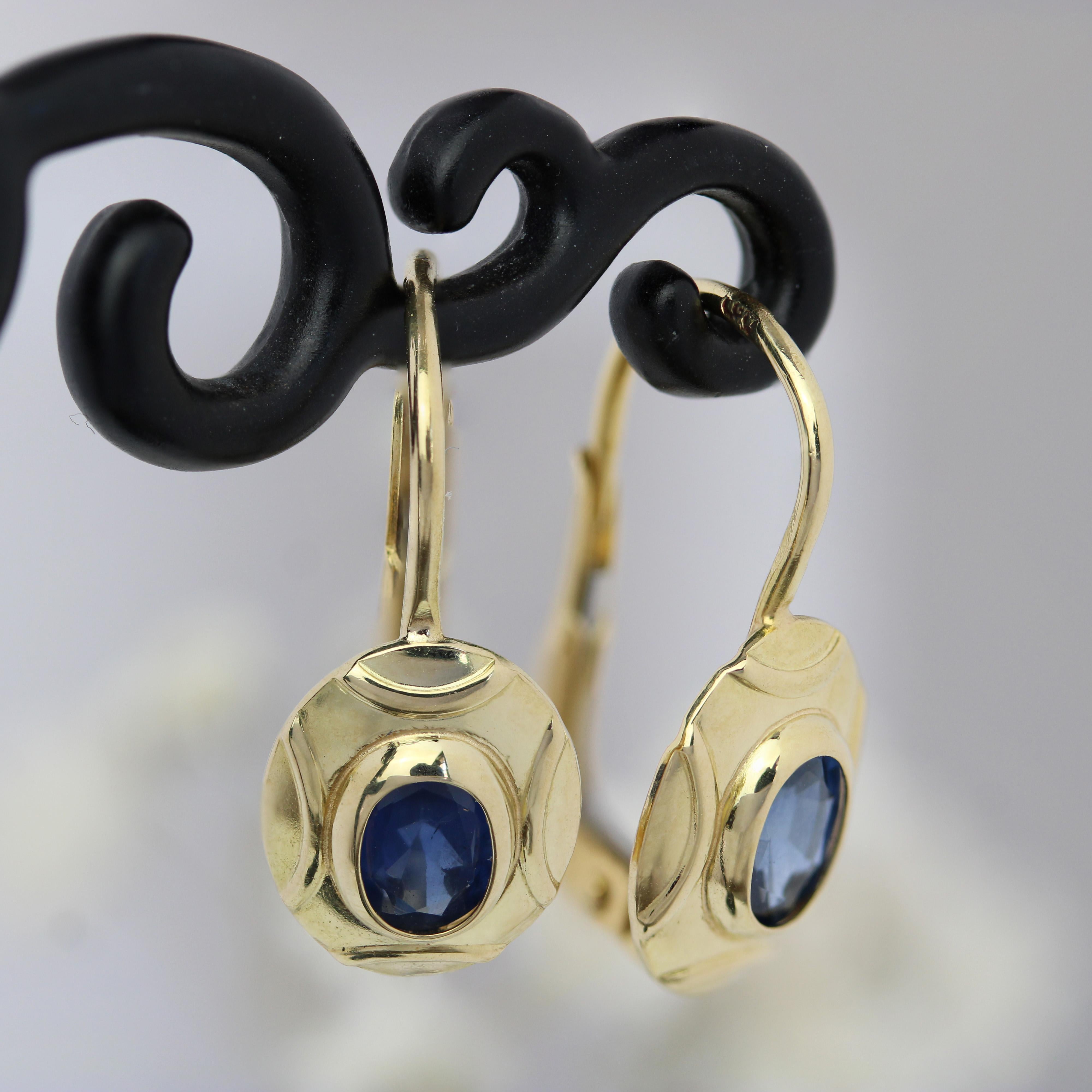 Women's French 1960 Sapphire 18 Karat Yellow Gold Lever-back Earrings For Sale