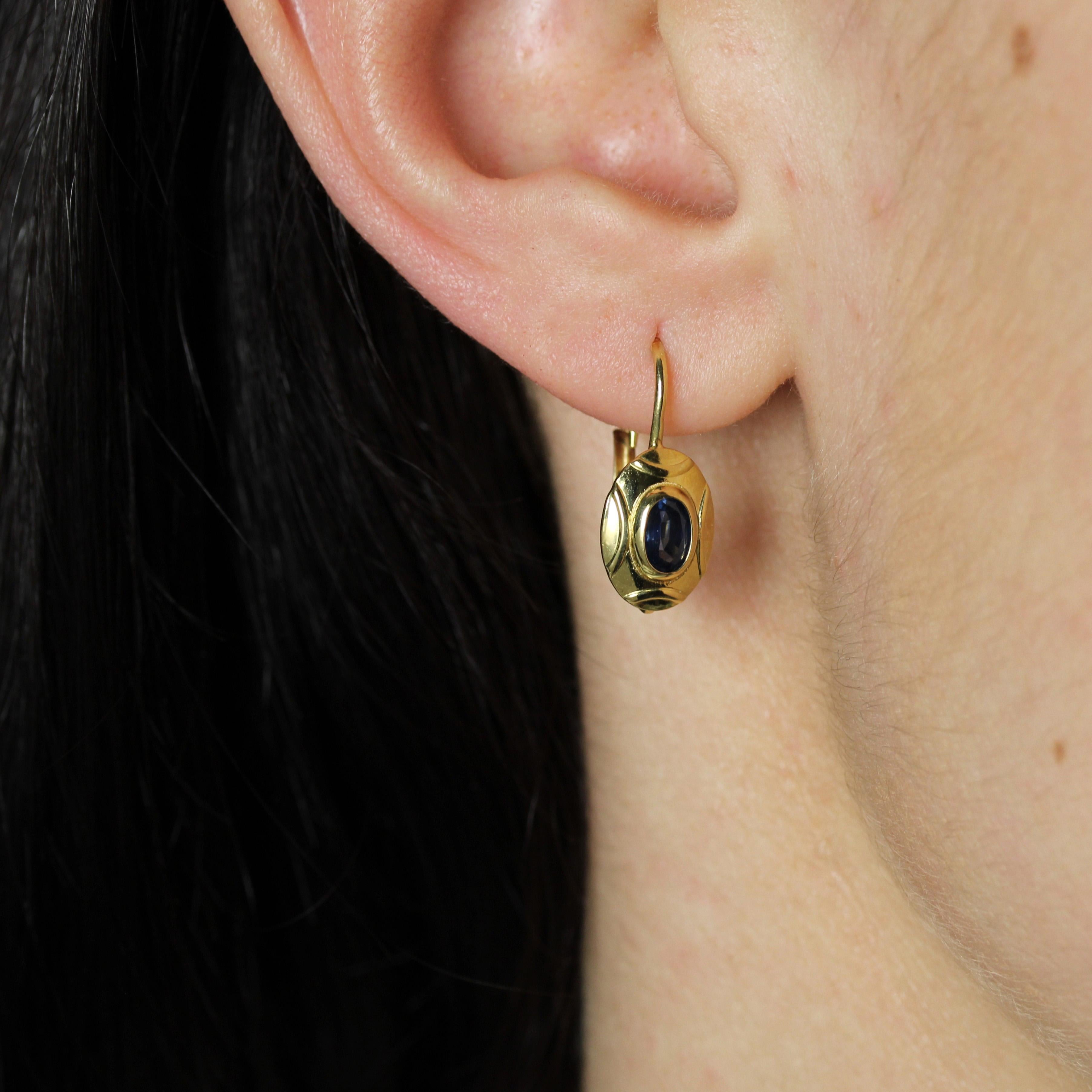 French 1960 Sapphire 18 Karat Yellow Gold Lever-back Earrings For Sale 1