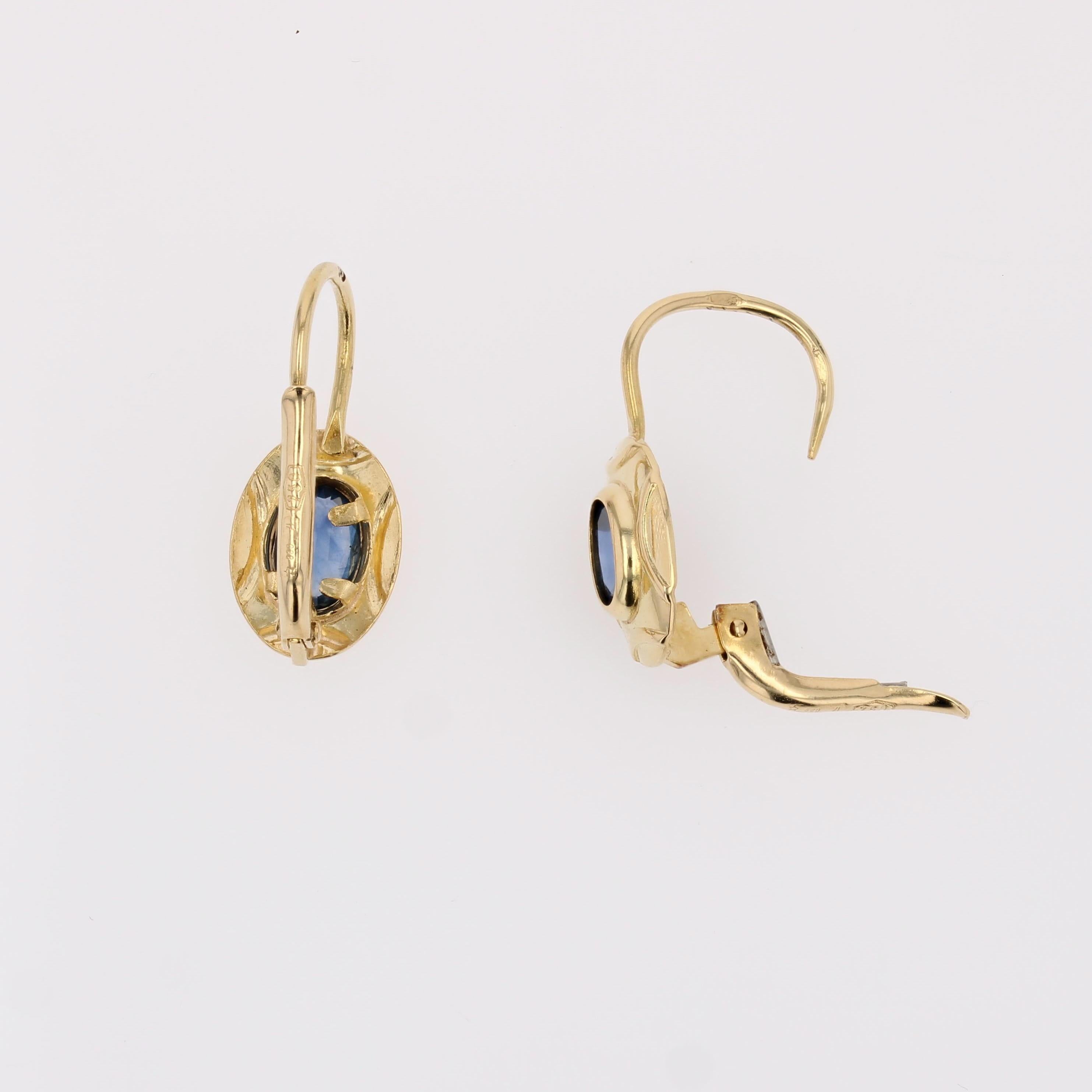 French 1960 Sapphire 18 Karat Yellow Gold Lever-back Earrings For Sale 3