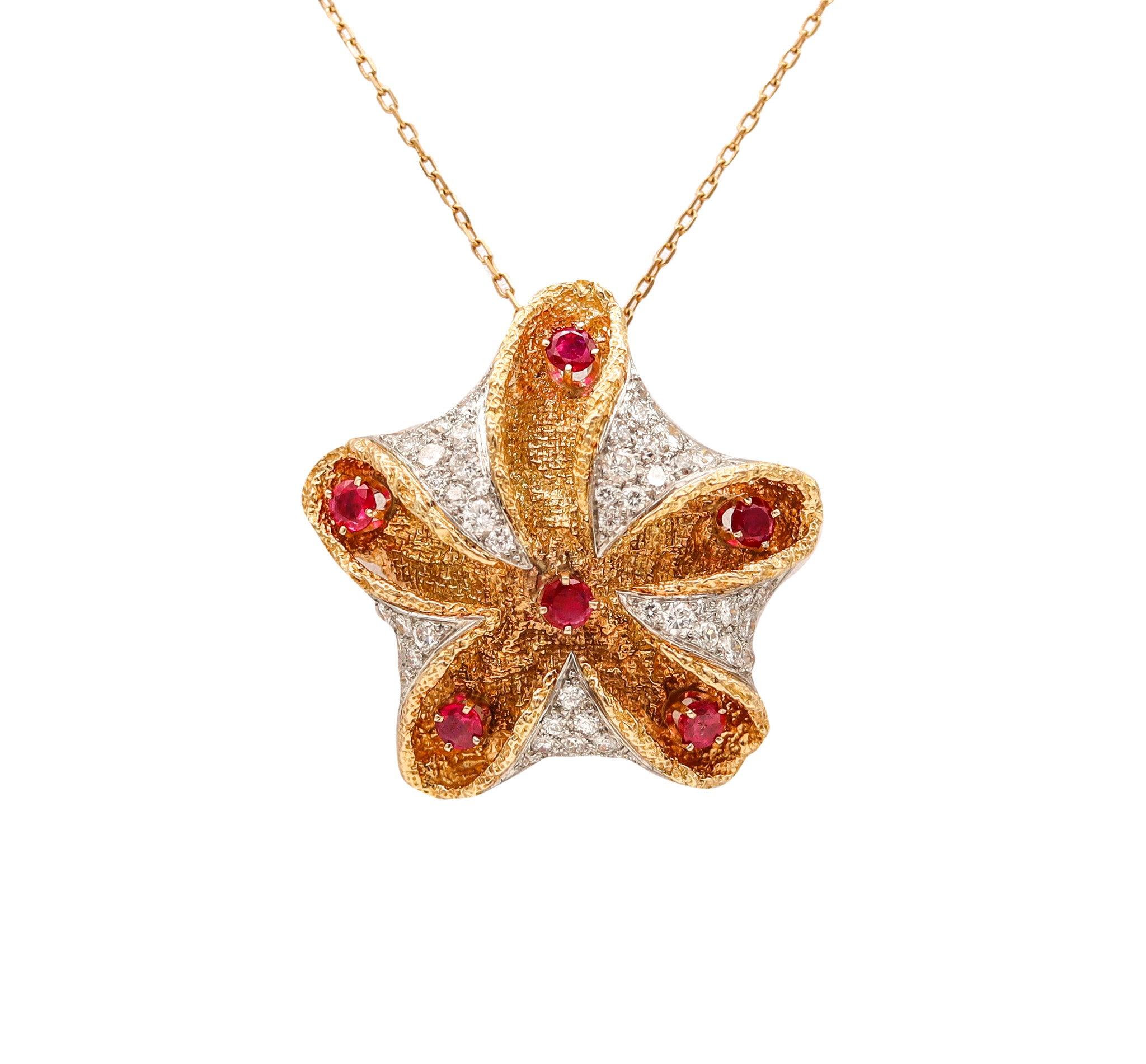 Broche con colgante de estrella de mar fabricado en Francia.

Esta magnífica pieza de alta joyería fue creada en París, Francia, en 1960. Se trata de un colgante-broche convertible muy útil, diseñado en forma de estrella de mar estilizada de cinco