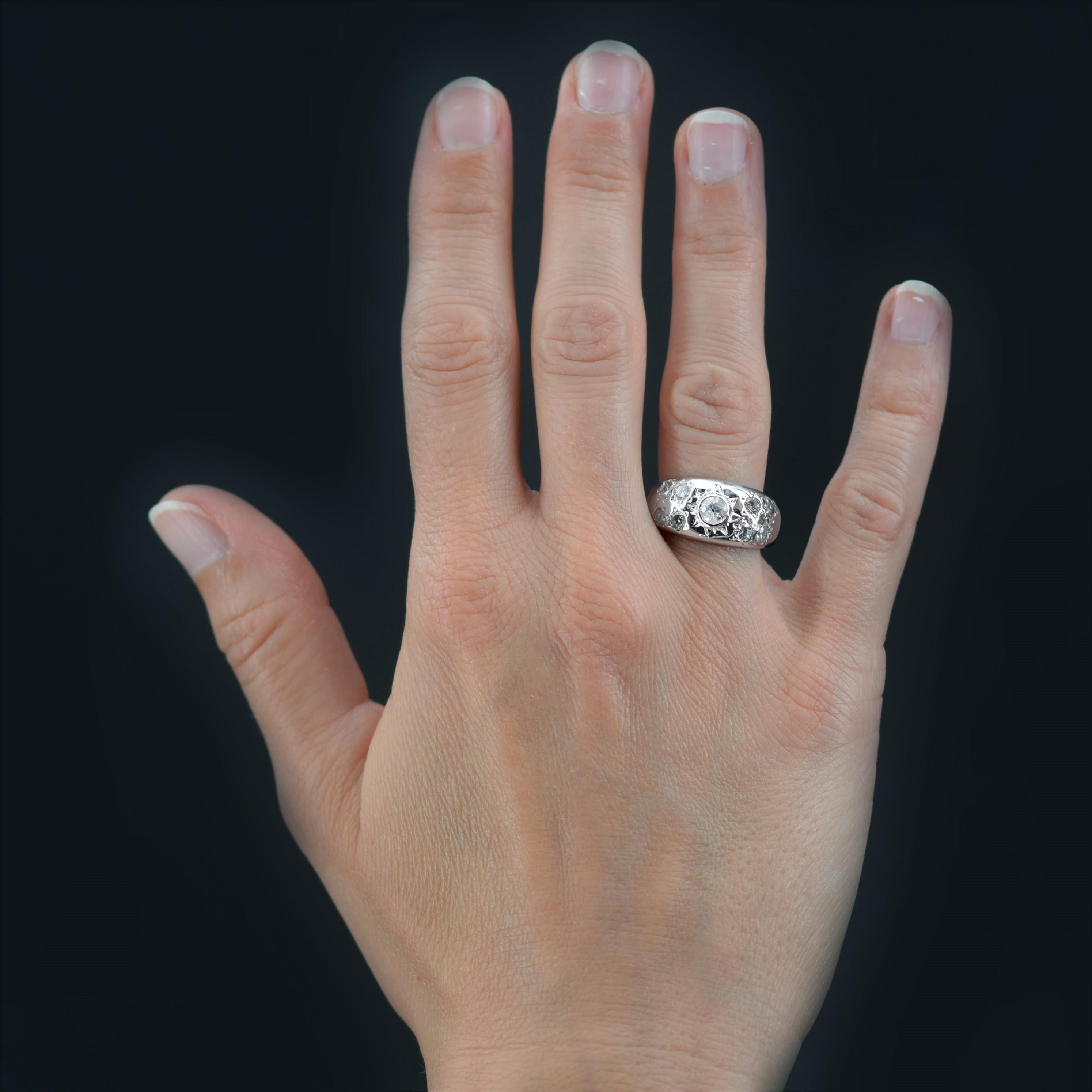 Ring in 18 karat white gold, own hallmark.
Timeless white gold ring, it is decorated on its top with a brilliant- cut diamond in closed setting, in a starry decoration. On both sides 2x4 modern brilliant-cut diamonds are set in a starry