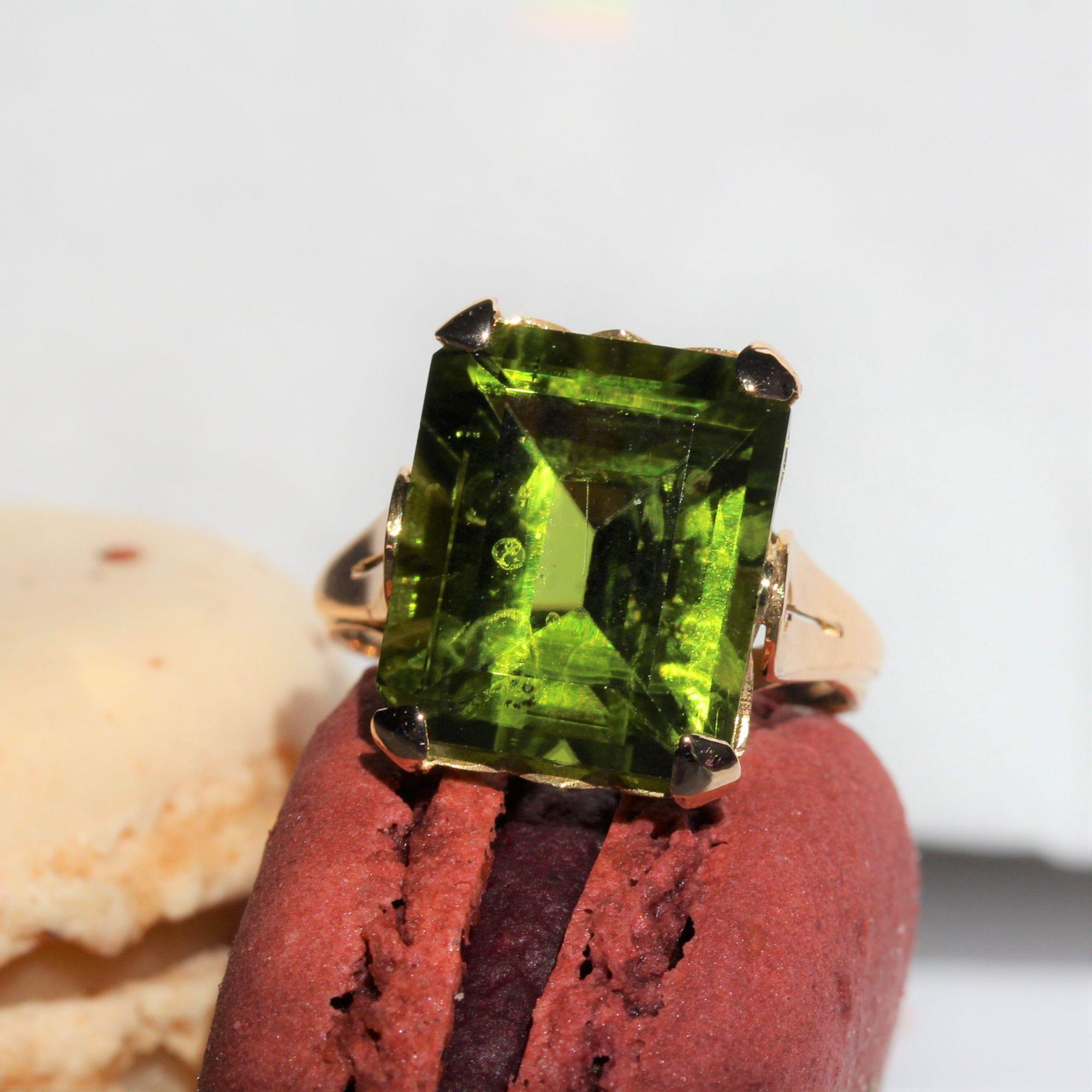 French 1960s 11, 10 Carat Peridot 18 Karat Yellow Gold Ring 2