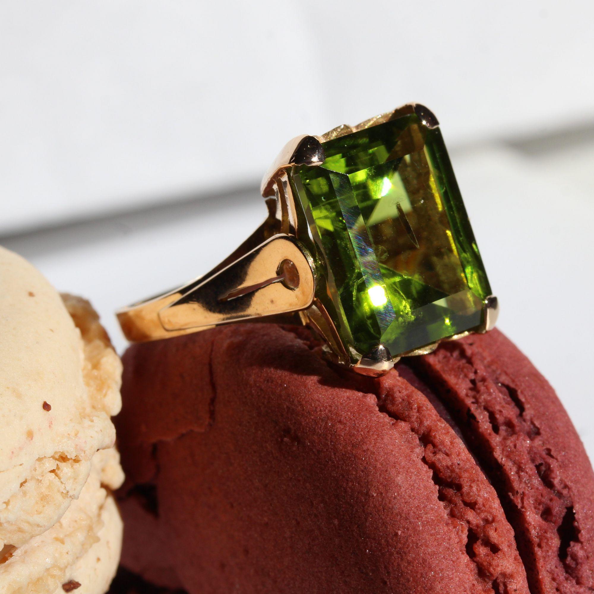 French 1960s 11, 10 Carat Peridot 18 Karat Yellow Gold Ring 5