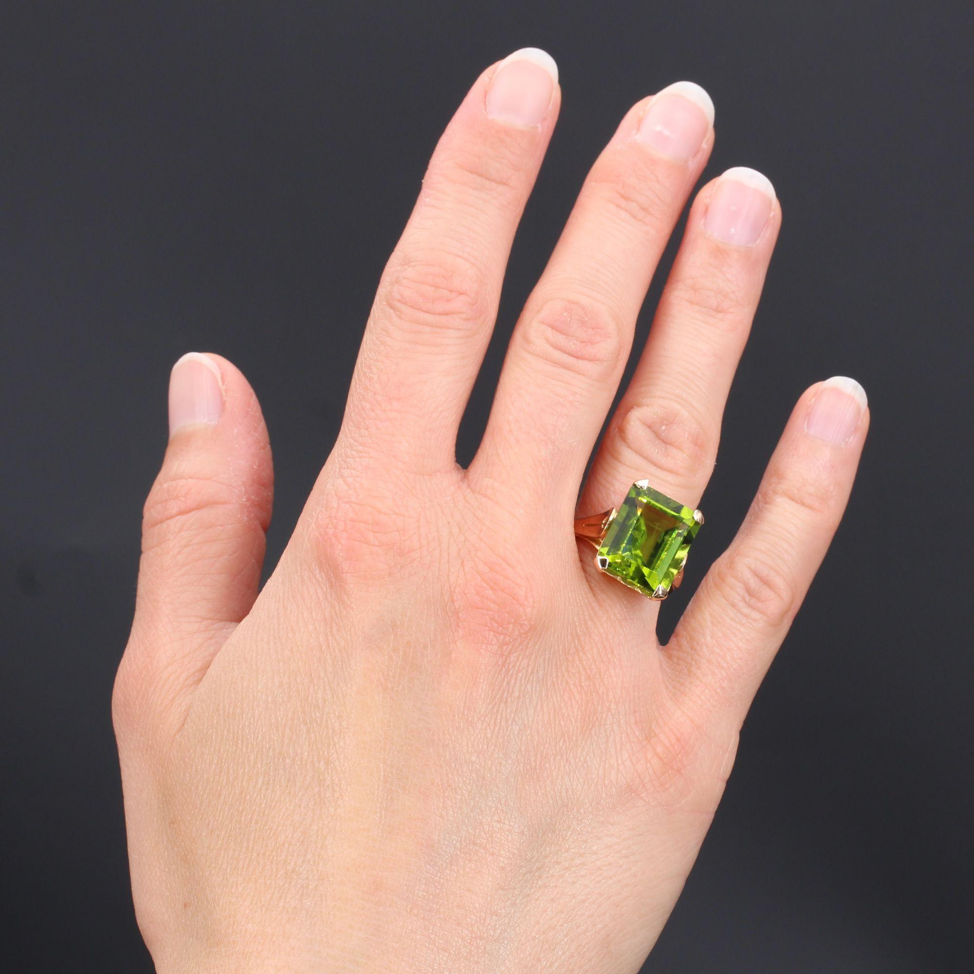 Ring in 18 karat yellow gold, eagle head hallmark.
Incredible retro ring, it is decorated in solitaire of a degrees-cut peridot , set in 4 claws. On both sides of the ring is a drop openwork pattern. The basket is openwork.
Weight of the peridot :