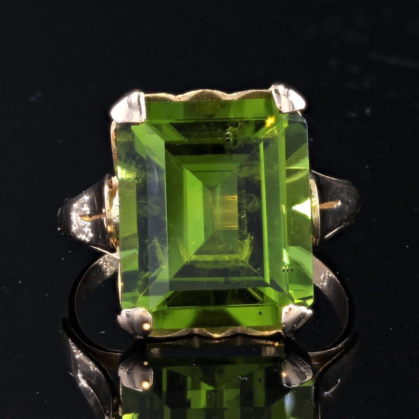 Ring aus 18 Karat Gelbgold mit 11,10 Karat Peridot, 1960er Jahre (Retro)
