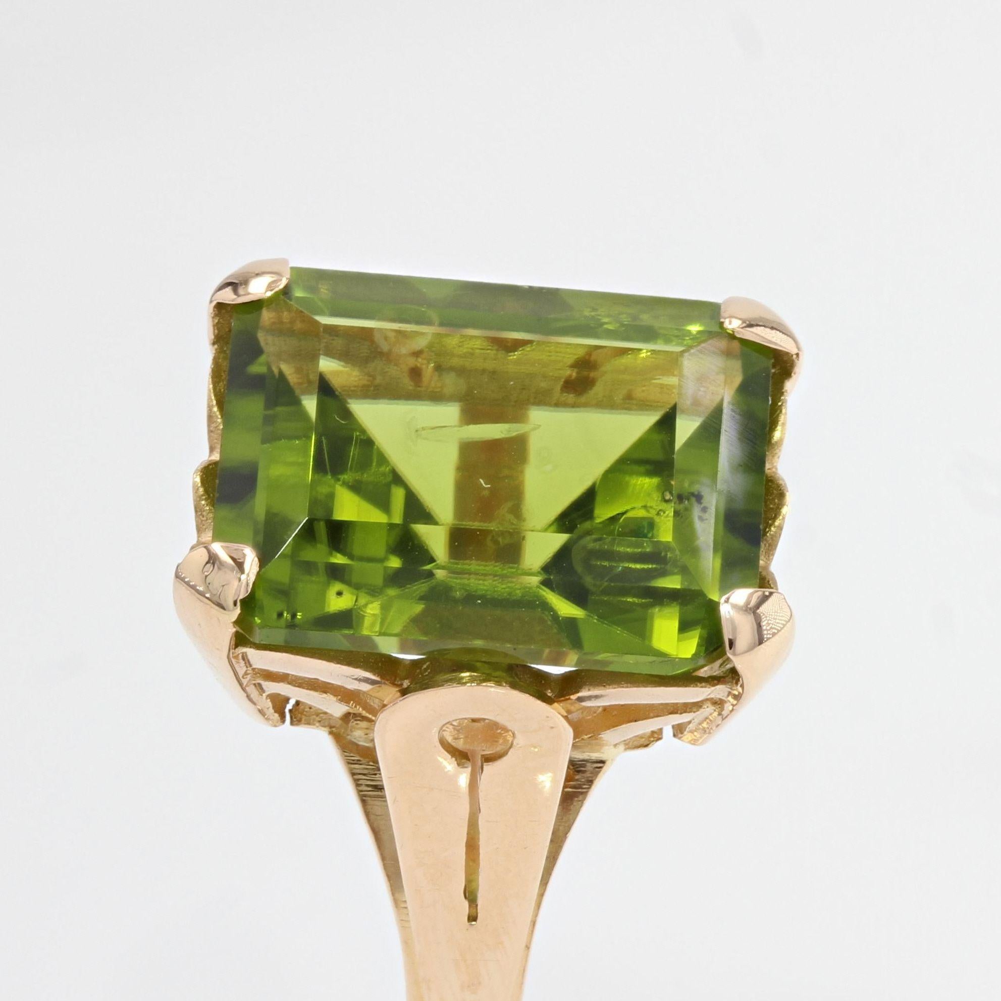 French 1960s 11, 10 Carat Peridot 18 Karat Yellow Gold Ring In Excellent Condition In Poitiers, FR