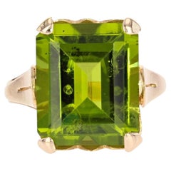 Vintage French 1960s 11, 10 Carat Peridot 18 Karat Yellow Gold Ring