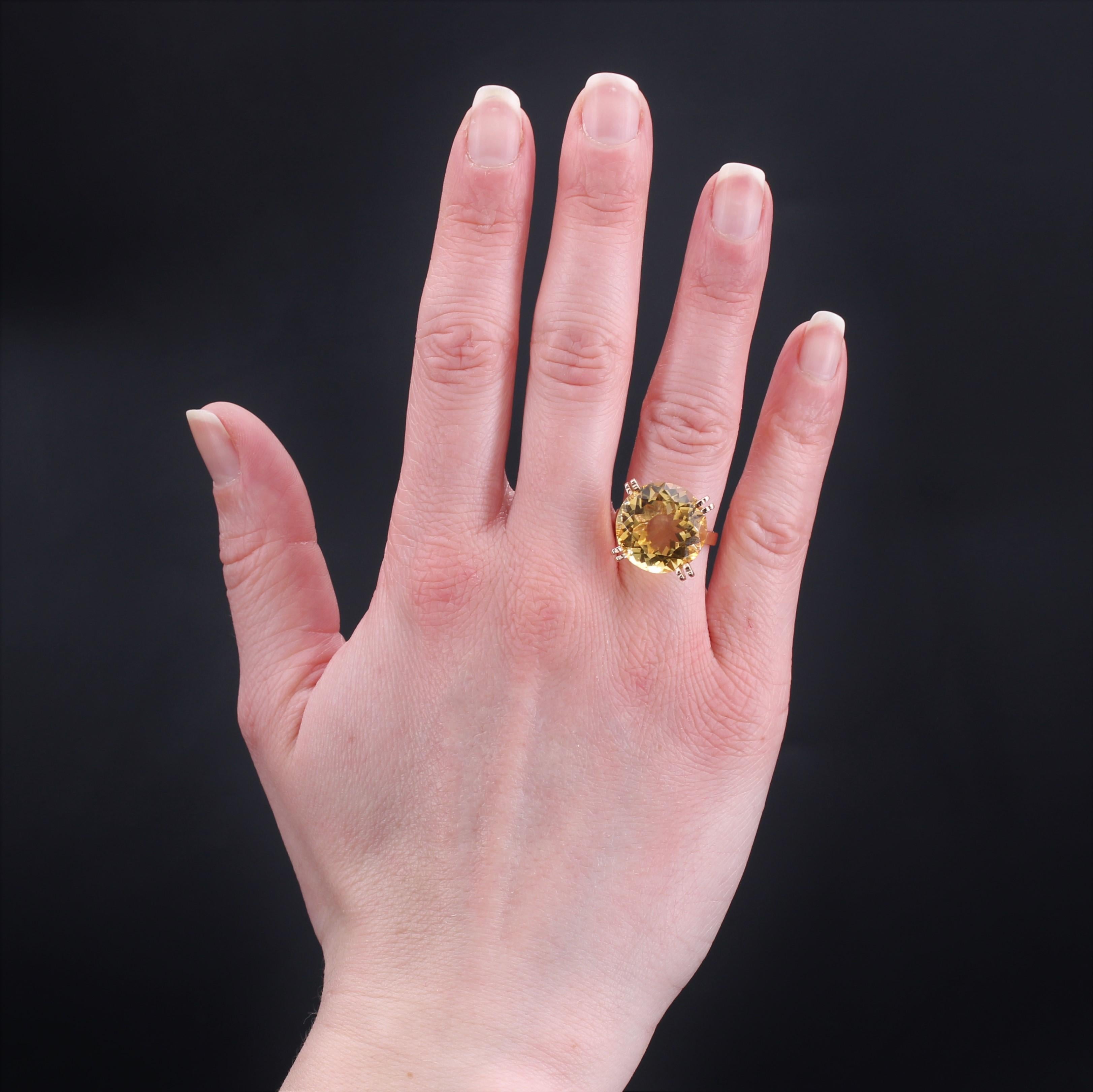 Ring in 18 karat rose gold, eagle head hallmark.
Totally retro, this magnificent ring is decorated with 4x2 claws of an important round faceted citrine. On both sides, the start of the ring is decorated with a pattern like a gold handcuff.
Weight of