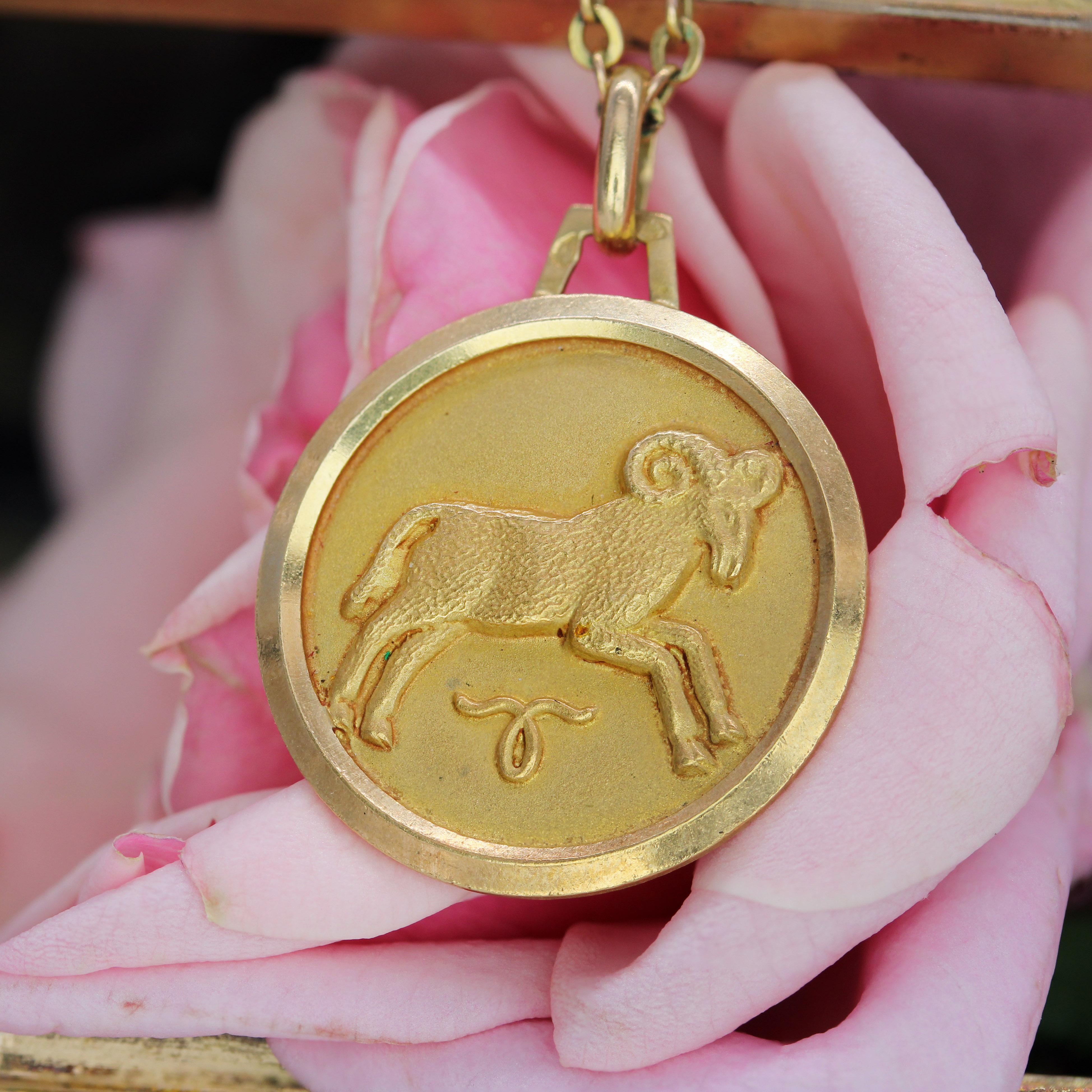 Rétro Ciondolo francese del 1960 in oro rosa 18 carati con medaglia dell'Ariete in vendita