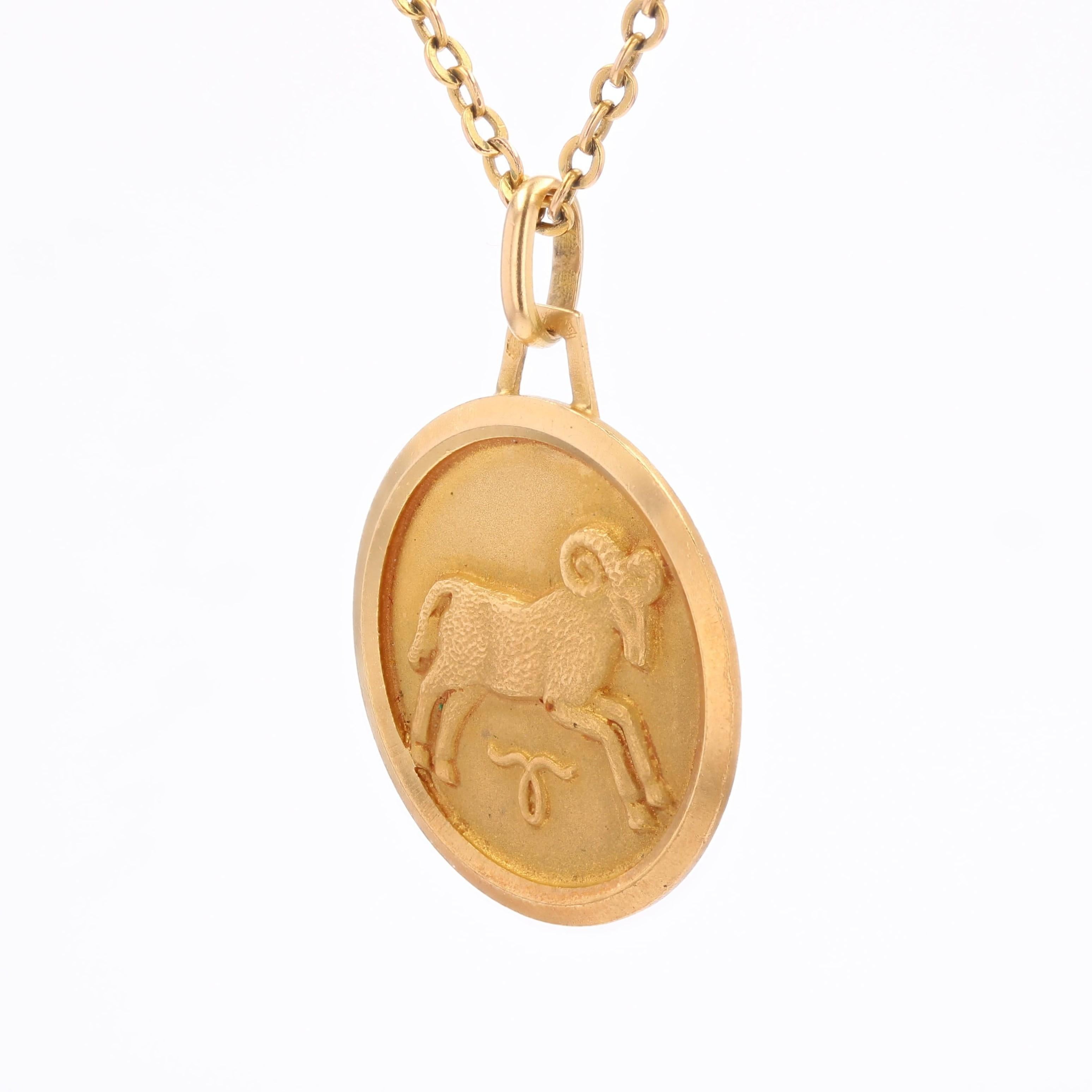 Ciondolo francese del 1960 in oro rosa 18 carati con medaglia dell'Ariete In condizioni buone in vendita a Poitiers, FR