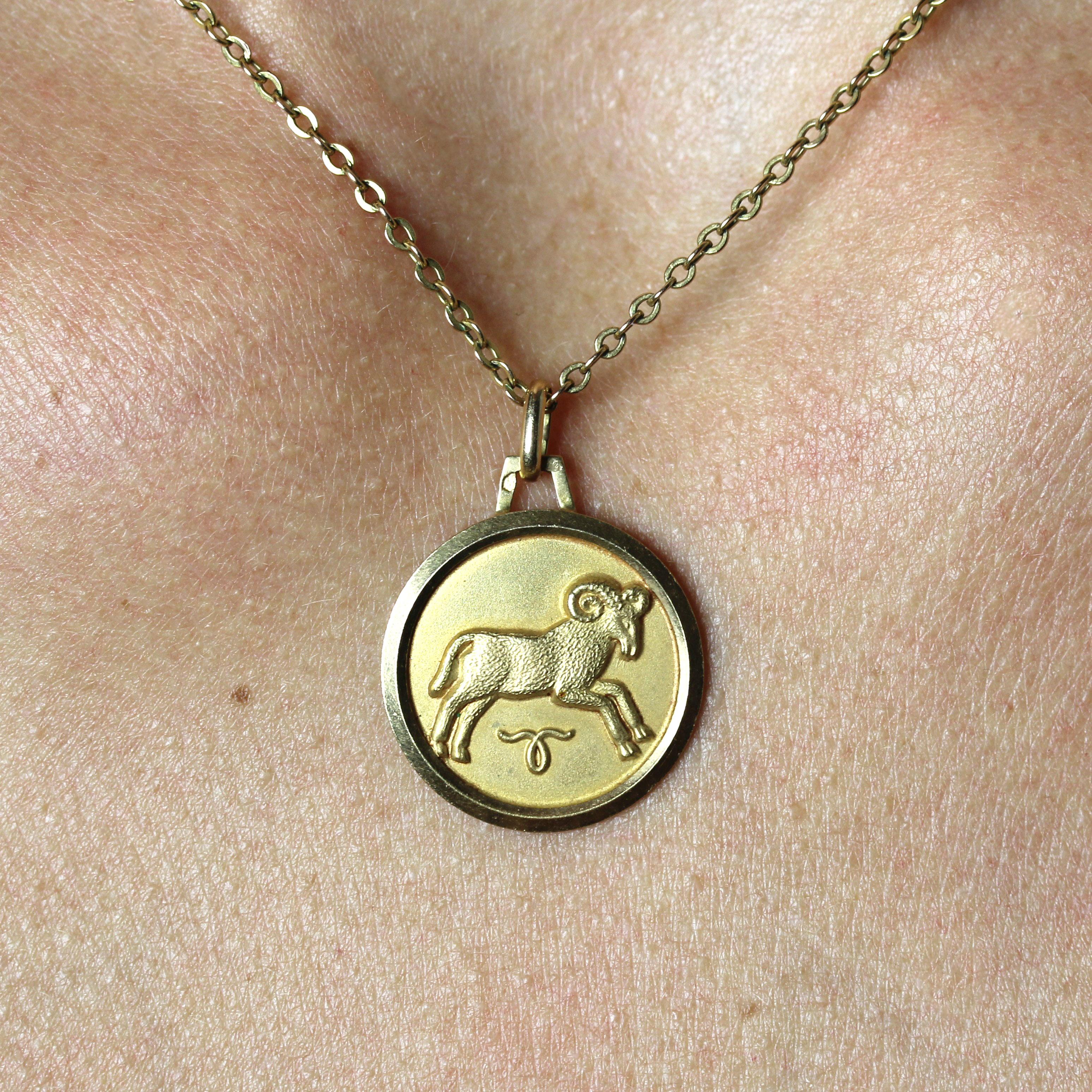 Ciondolo francese del 1960 in oro rosa 18 carati con medaglia dell'Ariete in vendita 1