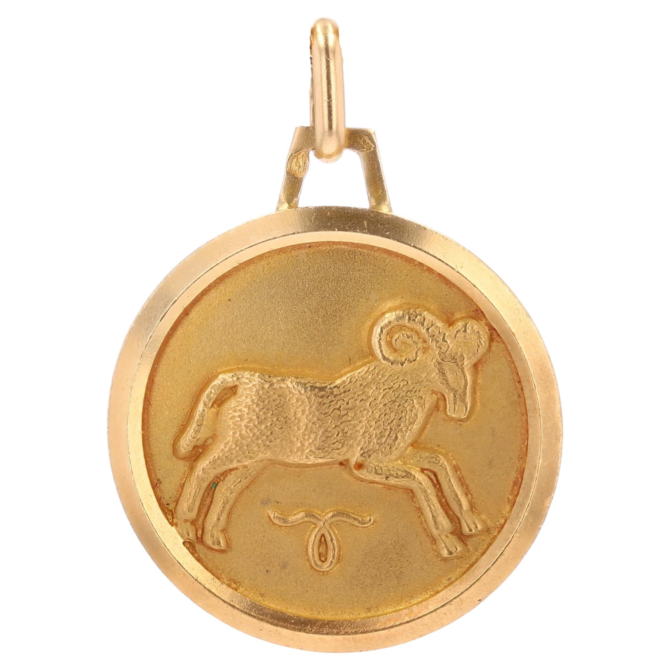 Ciondolo francese del 1960 in oro rosa 18 carati con medaglia dell'Ariete in vendita