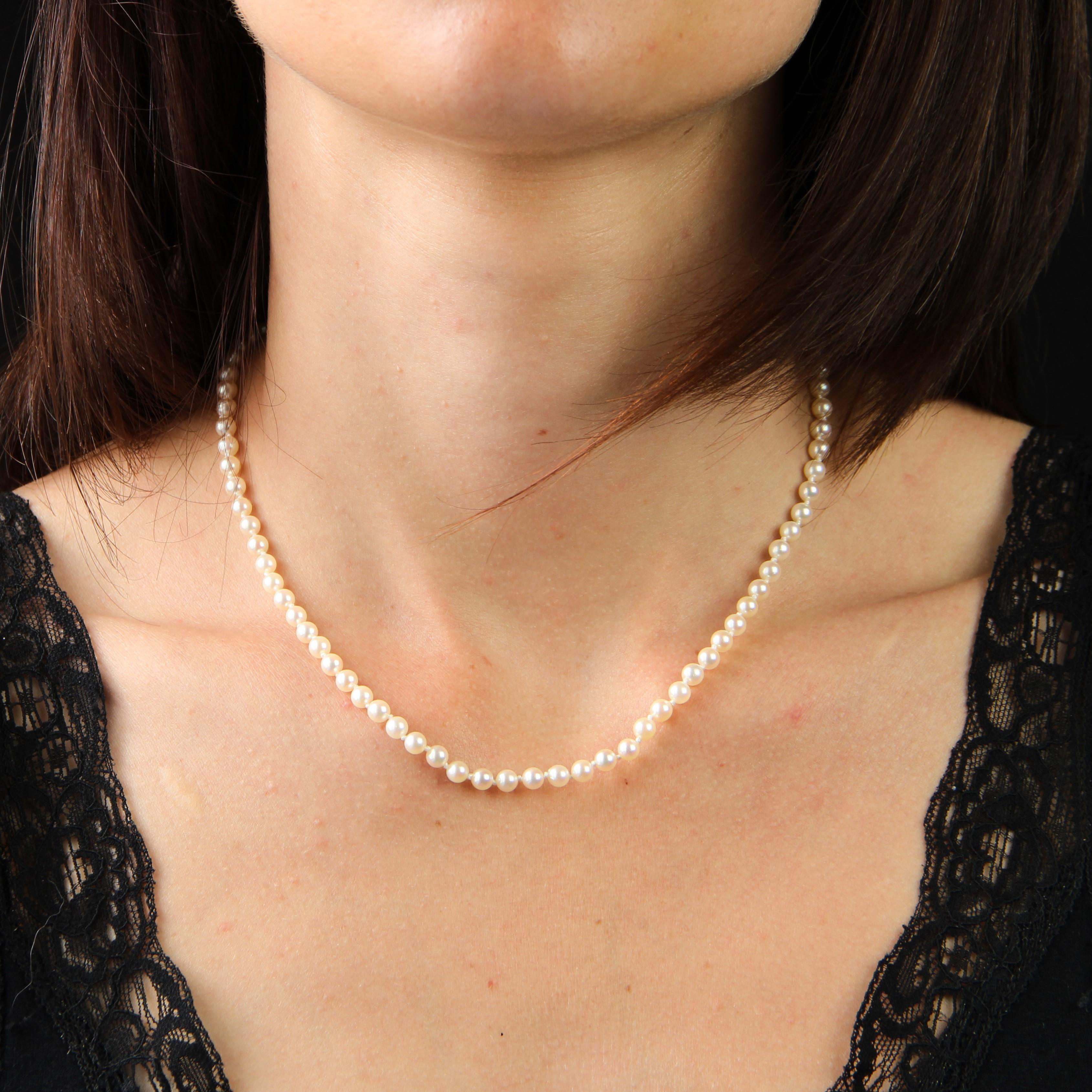 Necklace featuring pearly white oriental round cultured pearls of identical size throughout. The clasp is in 18 karat rose gold, ratchet clasp and comes with a safety chain with spring ring.
Renfilé cultured pearl necklace on new silk