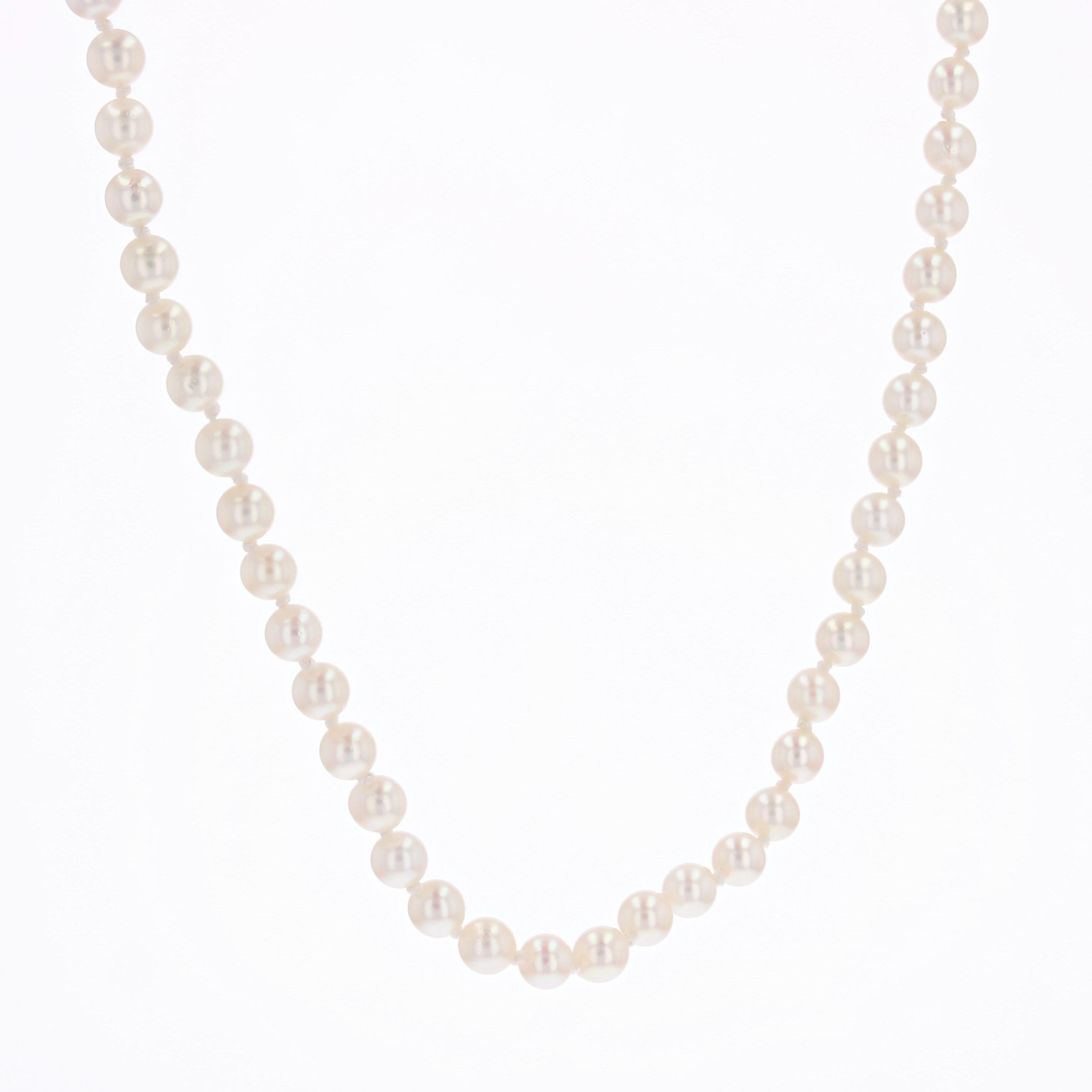 French 1960s 18 Karat Rose Gold Clasp Cultured Pearl Choker Necklace In Good Condition For Sale In Poitiers, FR