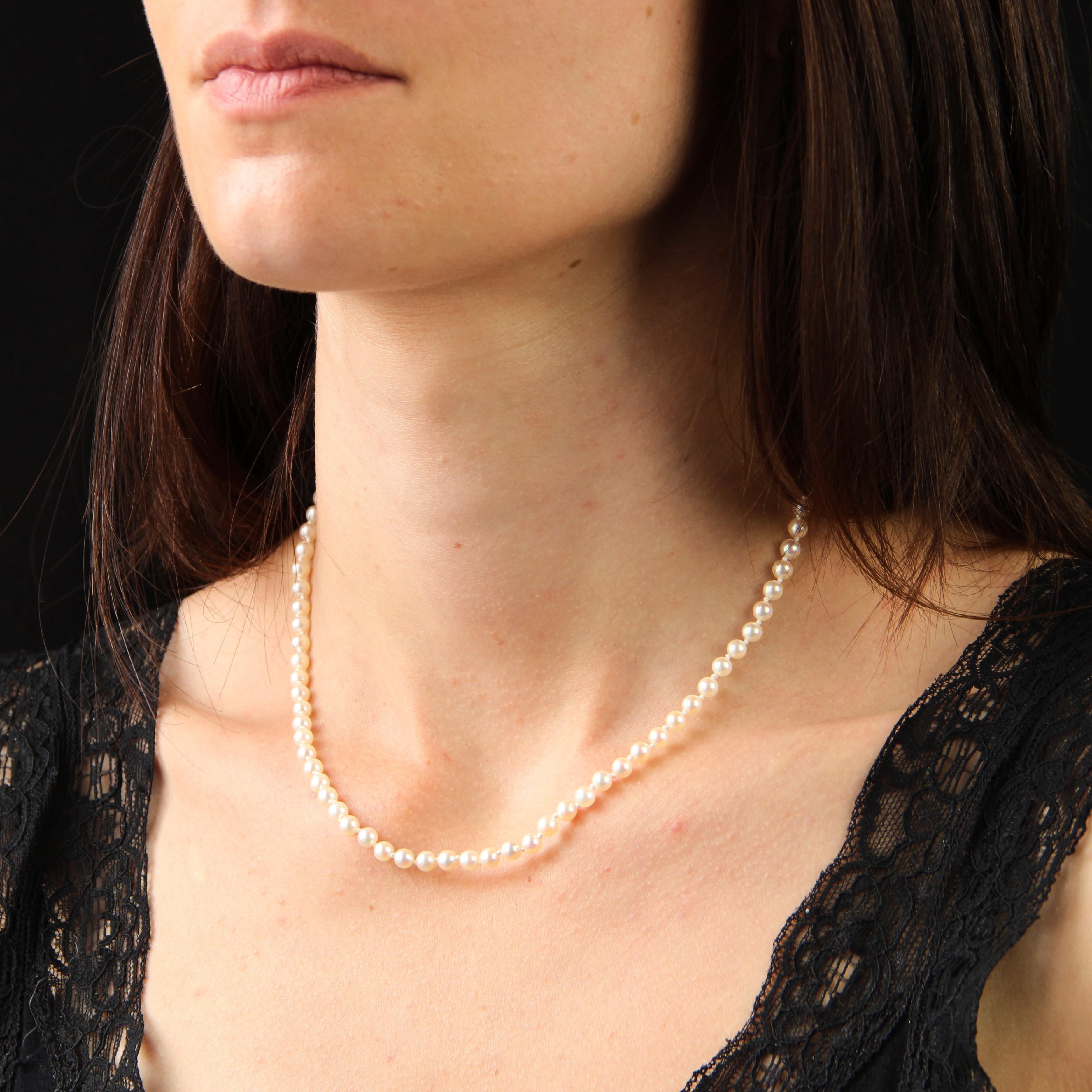 French 1960s 18 Karat Rose Gold Clasp Cultured Pearl Choker Necklace For Sale 3