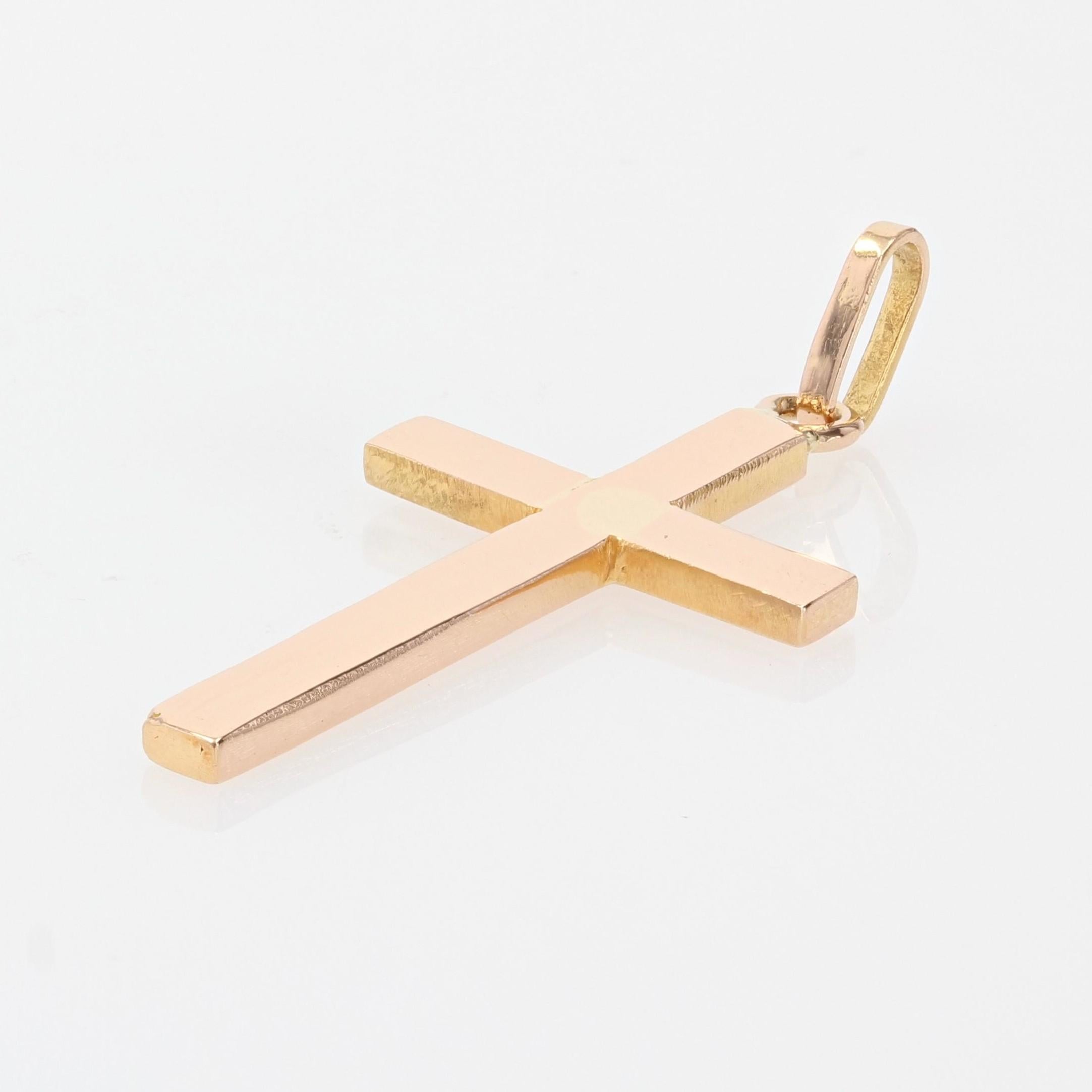 Cross in 18 karat rose gold.
Sober, this rose gold cross is in full and smooth gold.
Pendant sold alone without its chain of presentation.
Height of the cross : 4 cm, width : 2,7 cm, thickness : 1,7 mm approximately.
Total weight of the jewel : 3,9