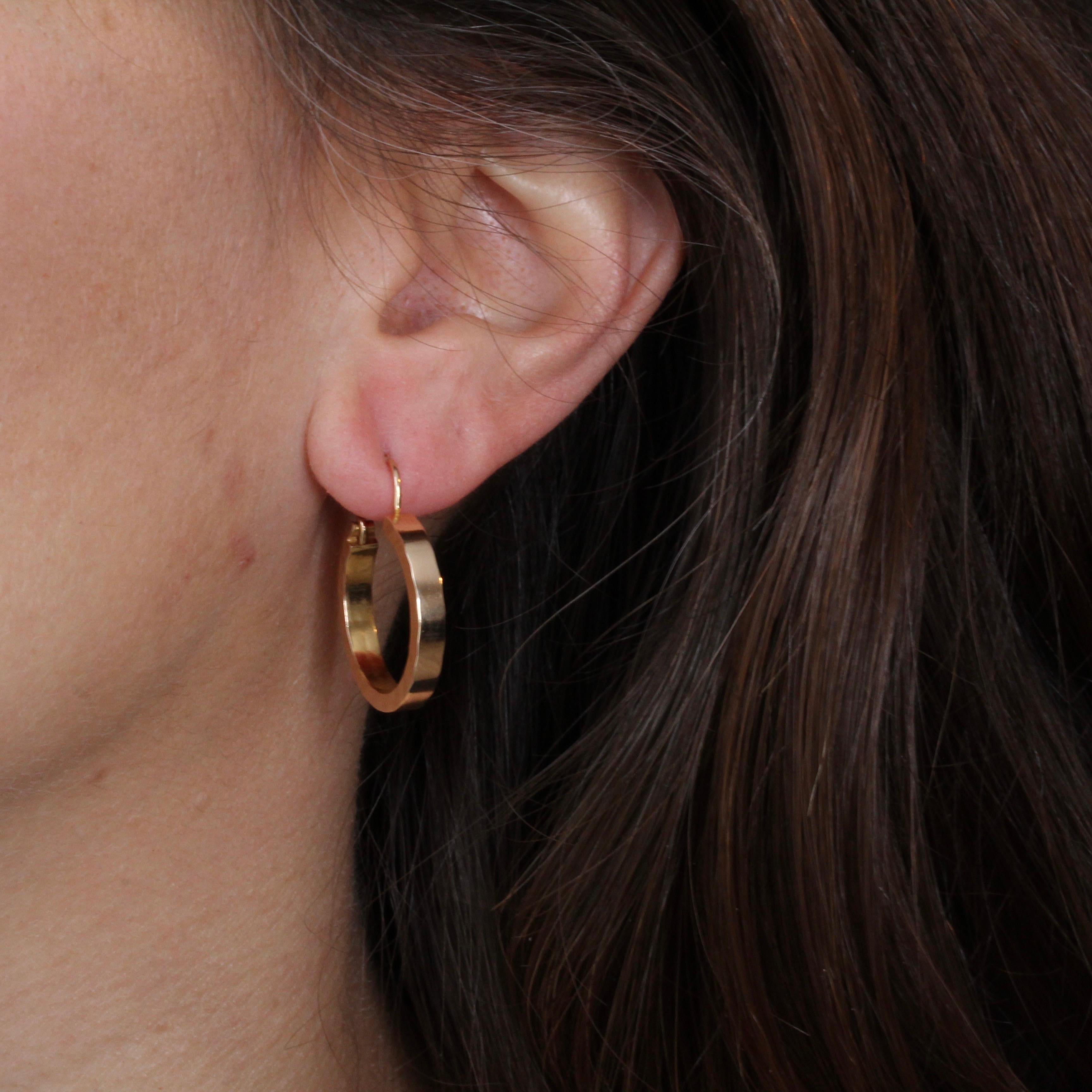 For pierced ears.
Earrings in 18 karat rose gold, eagle head hallmark.
Each earring presents a flat and guilloche profile in alternation providing a mirror effect on each side.
Total weight of the jewel : 2,8 g approximately.
Diameter of the hoop :
