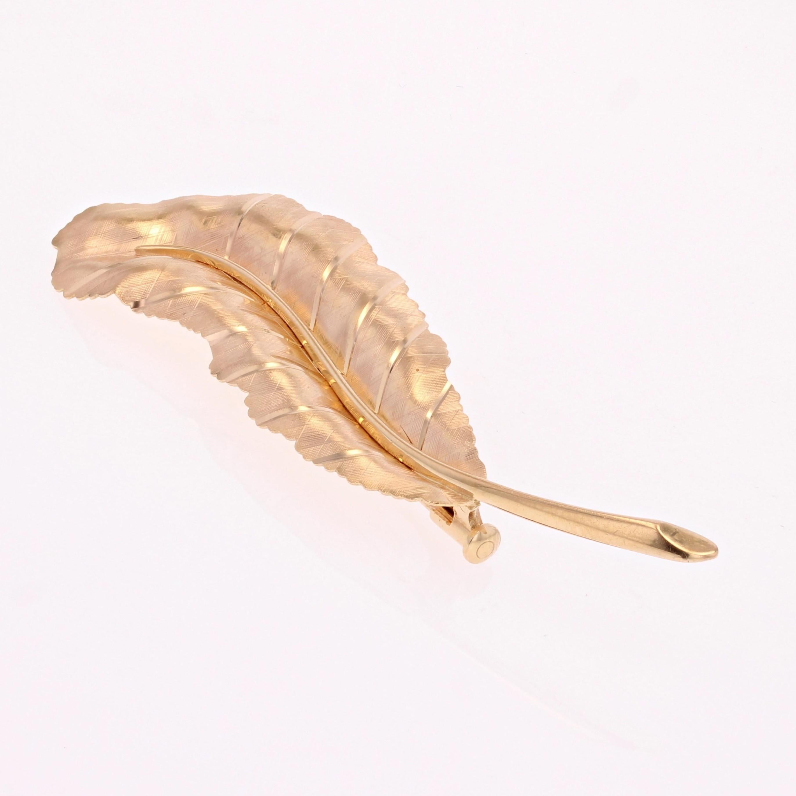 French 1960s 18 Karat Rose Gold Leaf Retro Brooch In Excellent Condition For Sale In Poitiers, FR