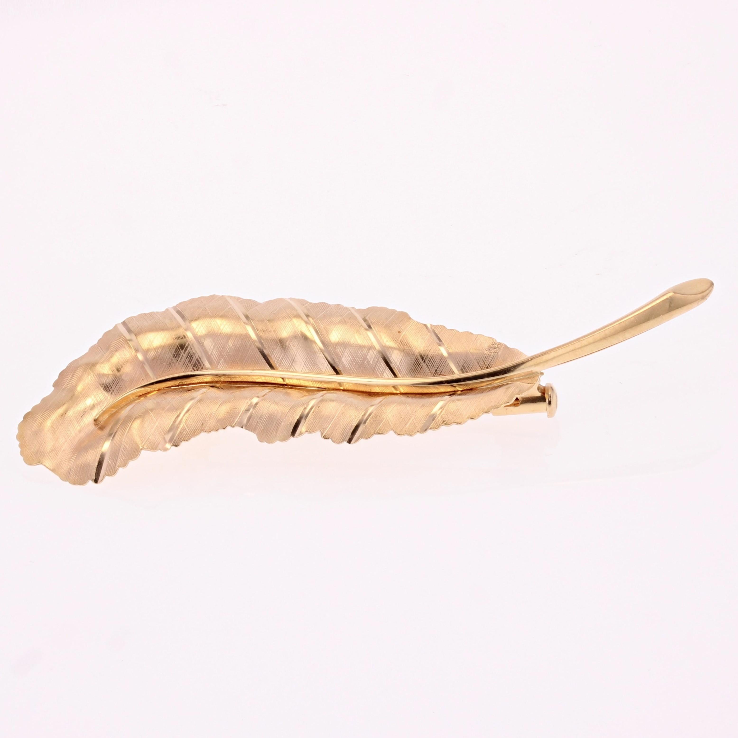 French 1960s 18 Karat Rose Gold Leaf Retro Brooch For Sale 1