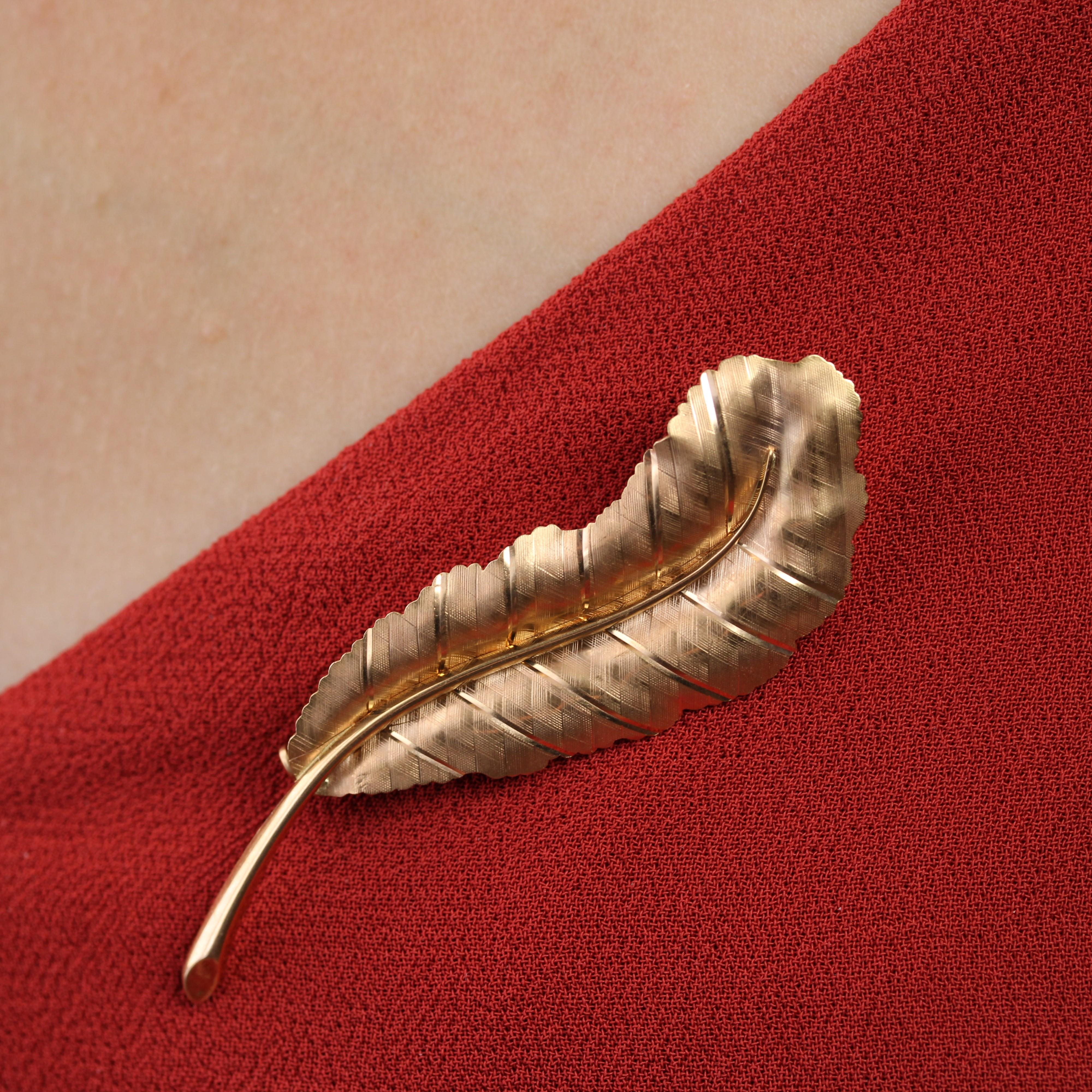 French 1960s 18 Karat Rose Gold Leaf Retro Brooch For Sale 2