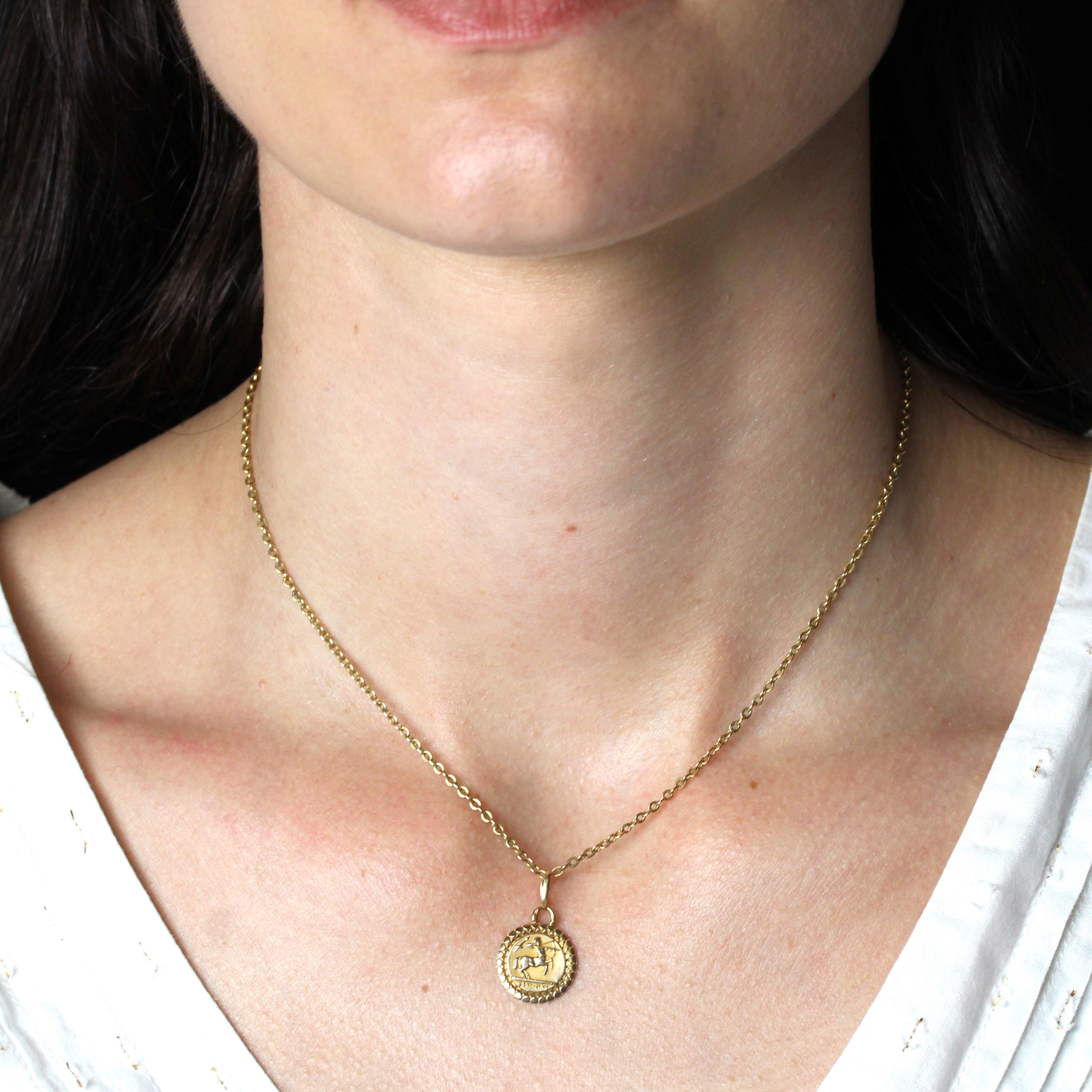 Pendant in 18 karat yellow gold, eagle head hallmark.
A vintage medal, it represents the astrological sign Sagittarius with its symbol and the dates “24-VIII”, “25-IX” corresponding to the period of this zodiac sign. The pendant is bordered by round