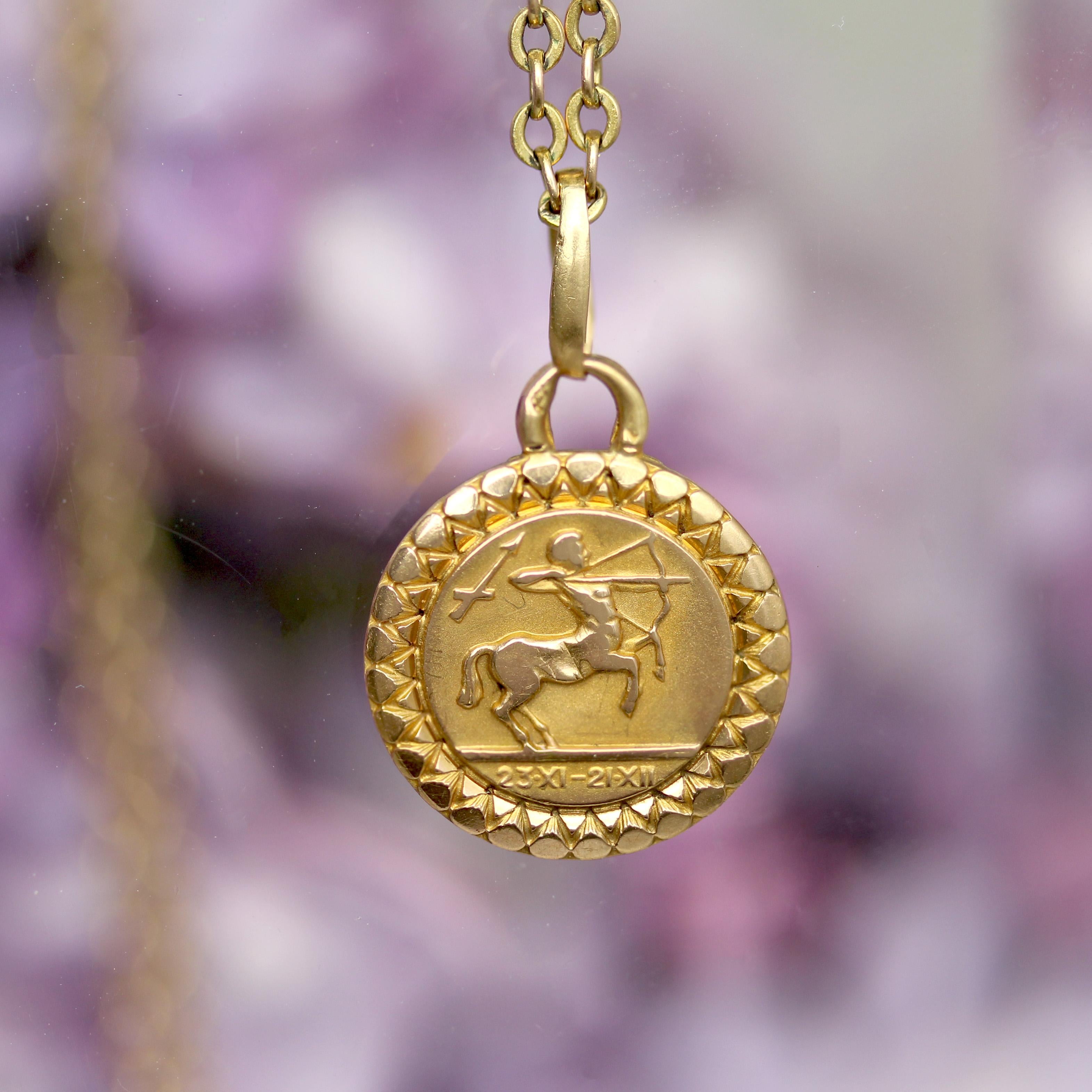 French 1960s 18 Karat Rose Gold Sagittarius Medal Pendant Retro en venta
