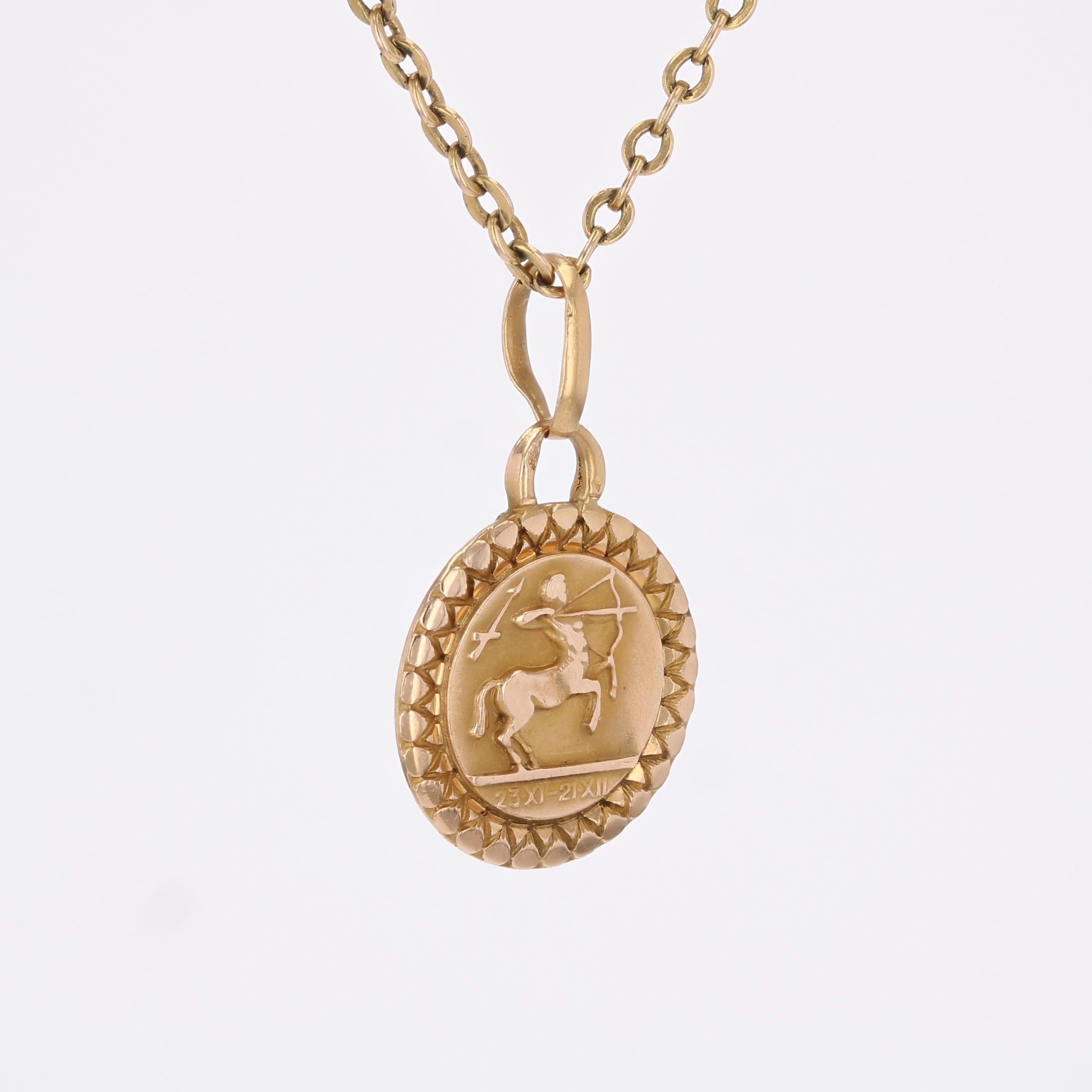 French 1960s 18 Karat Rose Gold Sagittarius Medal Pendant en Bueno estado para la venta en Poitiers, FR