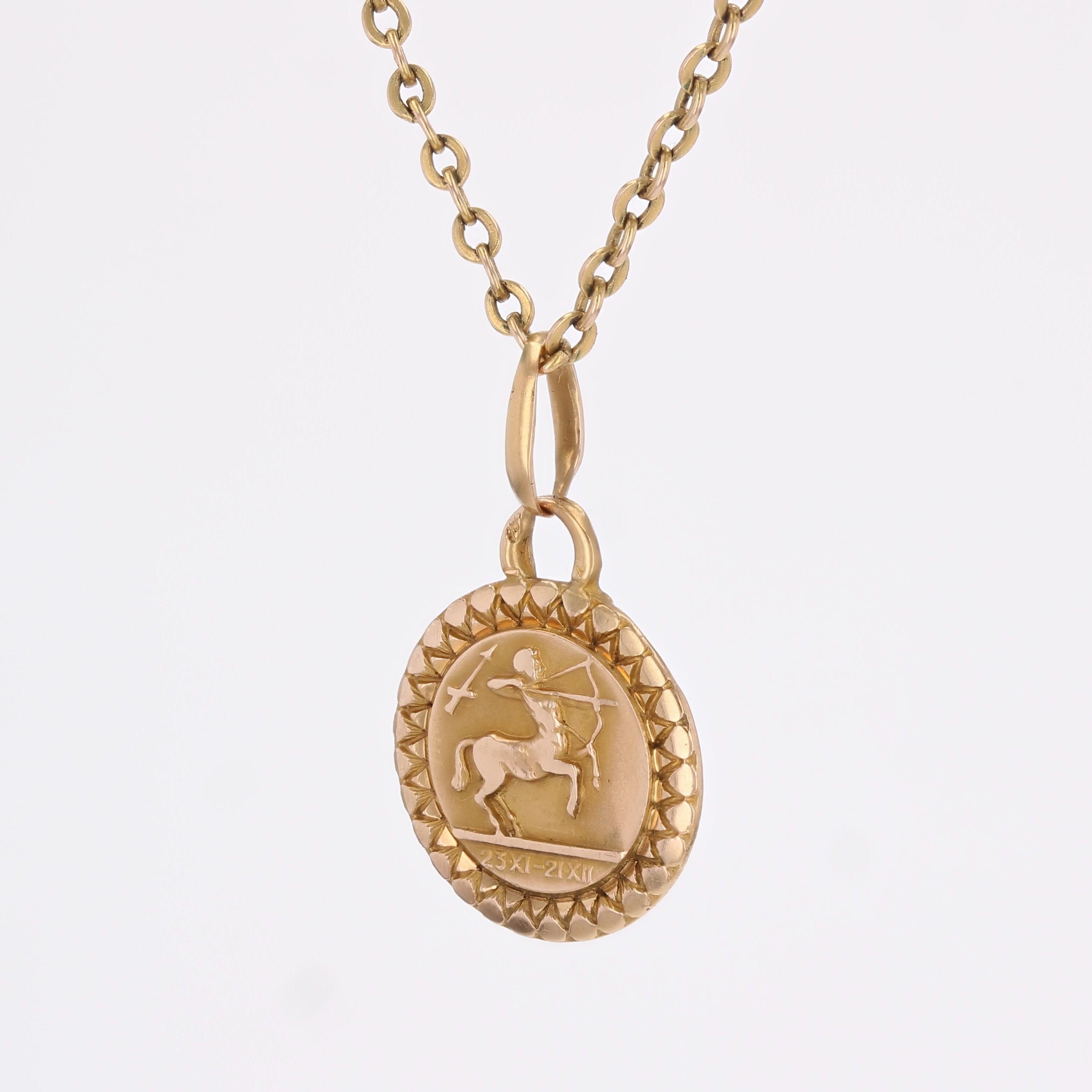 Femenino o masculino French 1960s 18 Karat Rose Gold Sagittarius Medal Pendant en venta